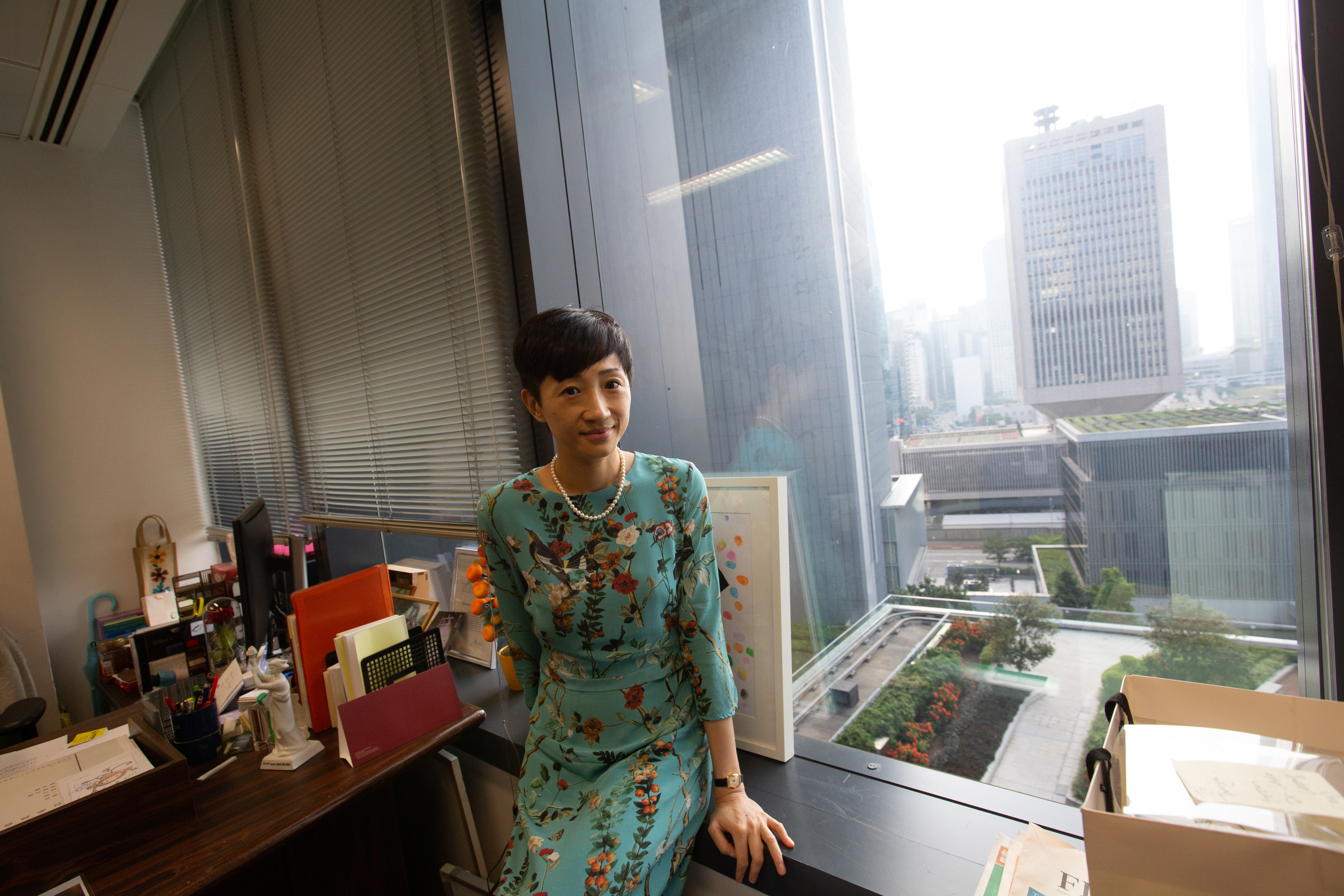 從陳淑莊的辦公室望出去，可以看見中國人民解放軍駐香港部隊大廈。