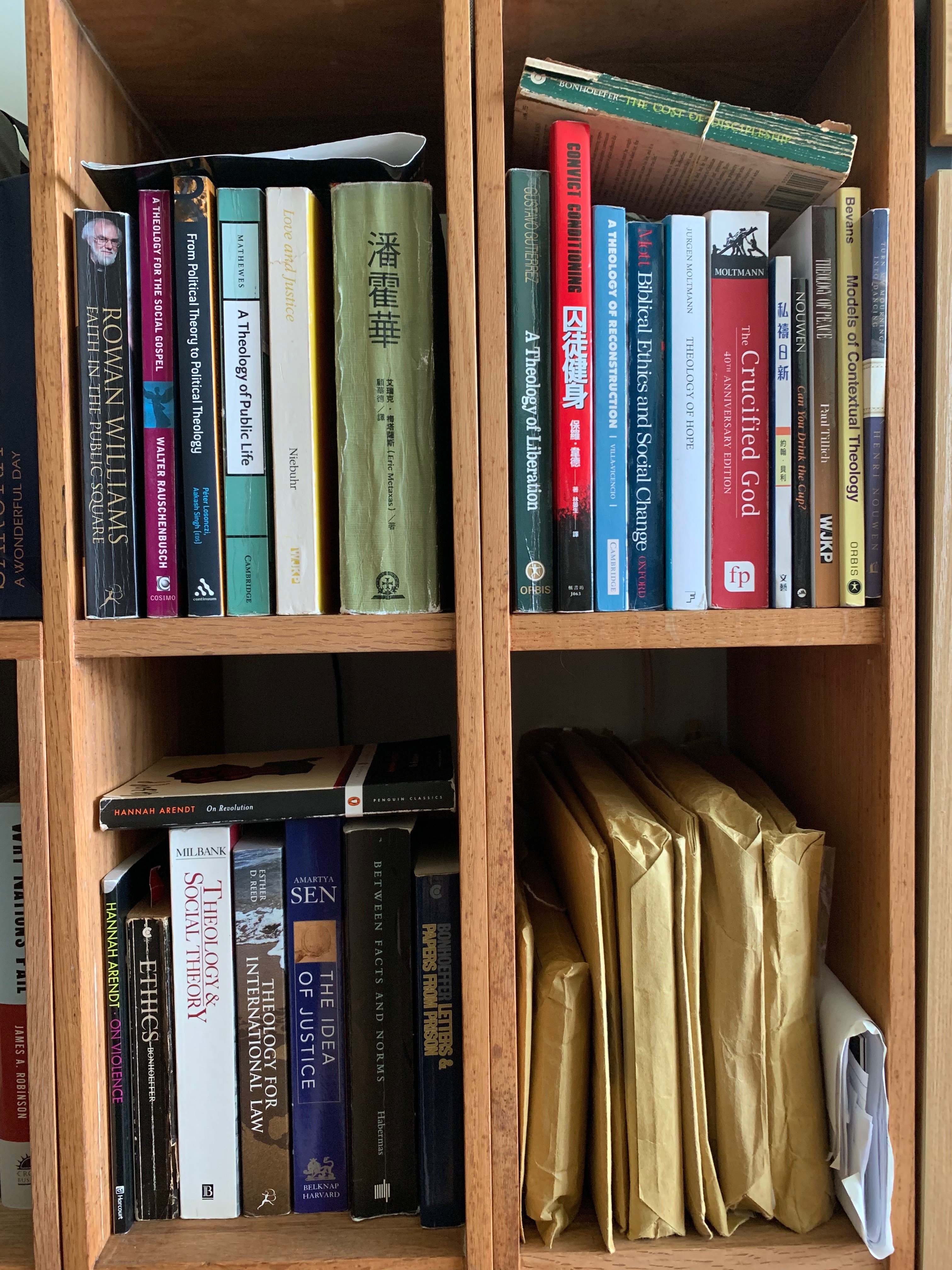 戴耀廷入獄時帶了厚厚的書,保釋後,他把這些書和家人的書信(右下角書櫃處)擺在一起。(戴耀廷提供)