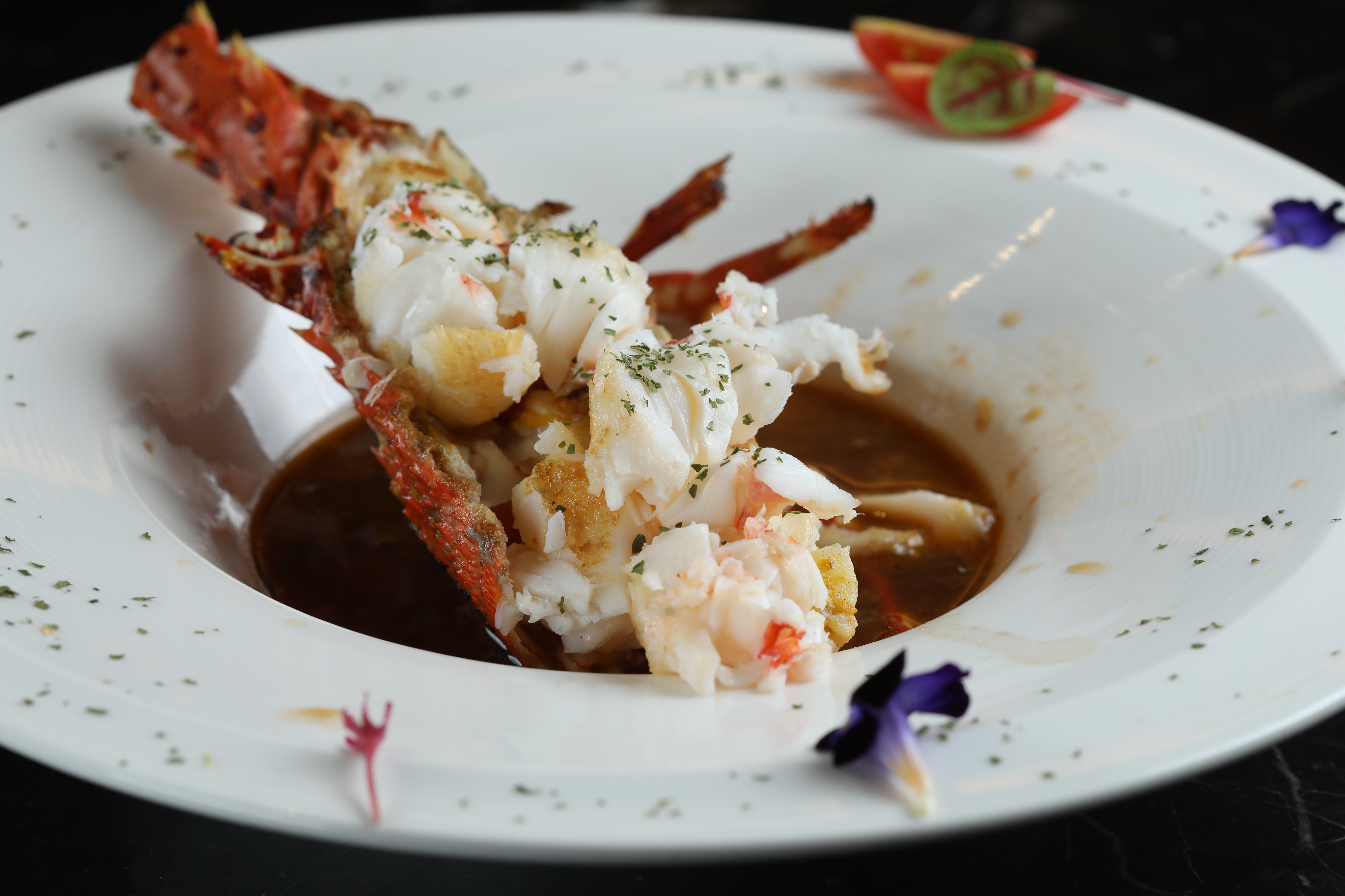 主菜選項之「伊勢活龍蝦佐明蝦Bisque」是一道創新的龍蝦料理，醬汁可如法式濃湯般入口，令人印象深刻。（2,280元起犇獨創鐵板燒套餐菜色）