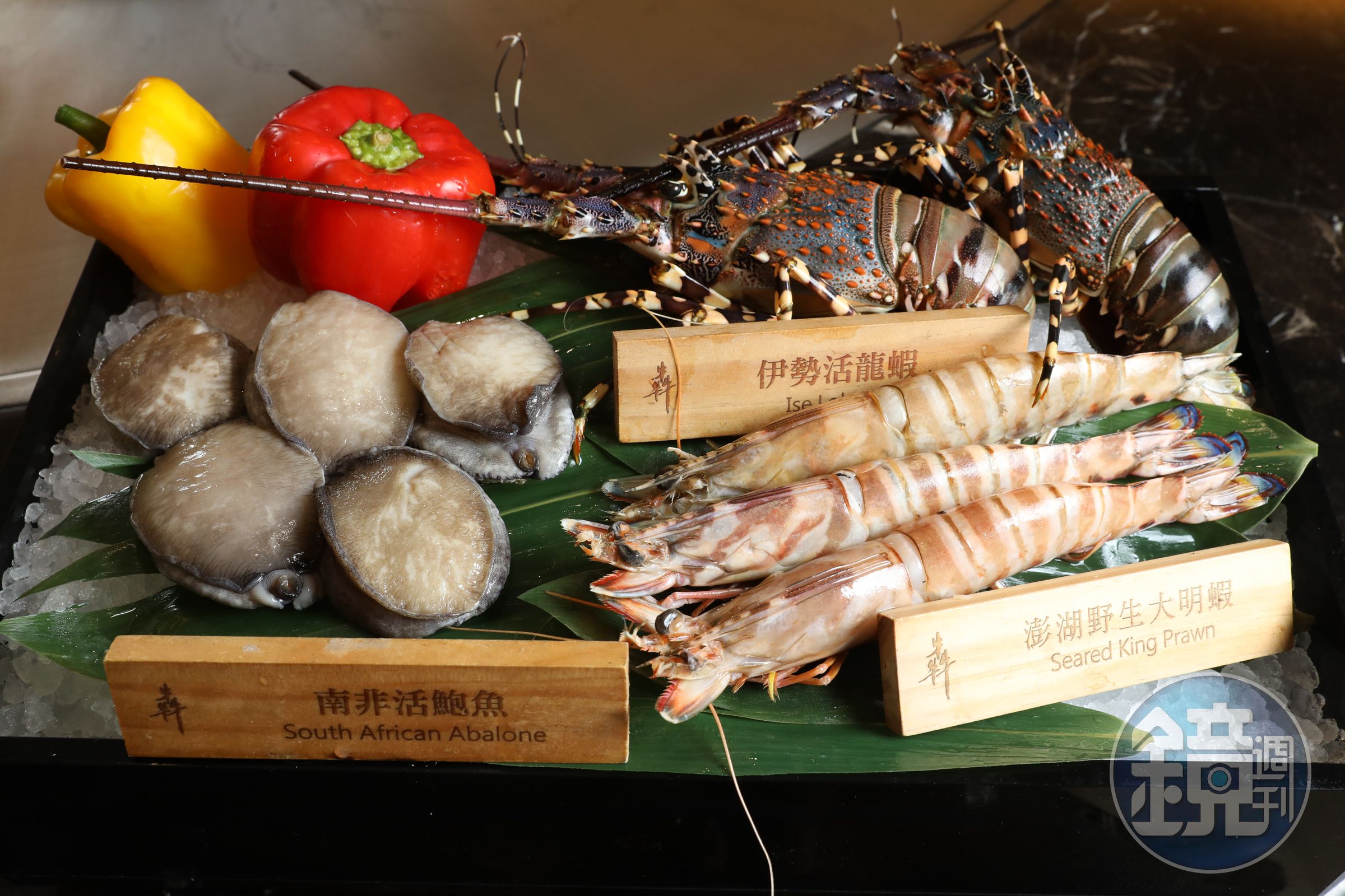 活跳跳龍蝦、鮑魚、明蝦，是高檔鐵板燒必備食材。
