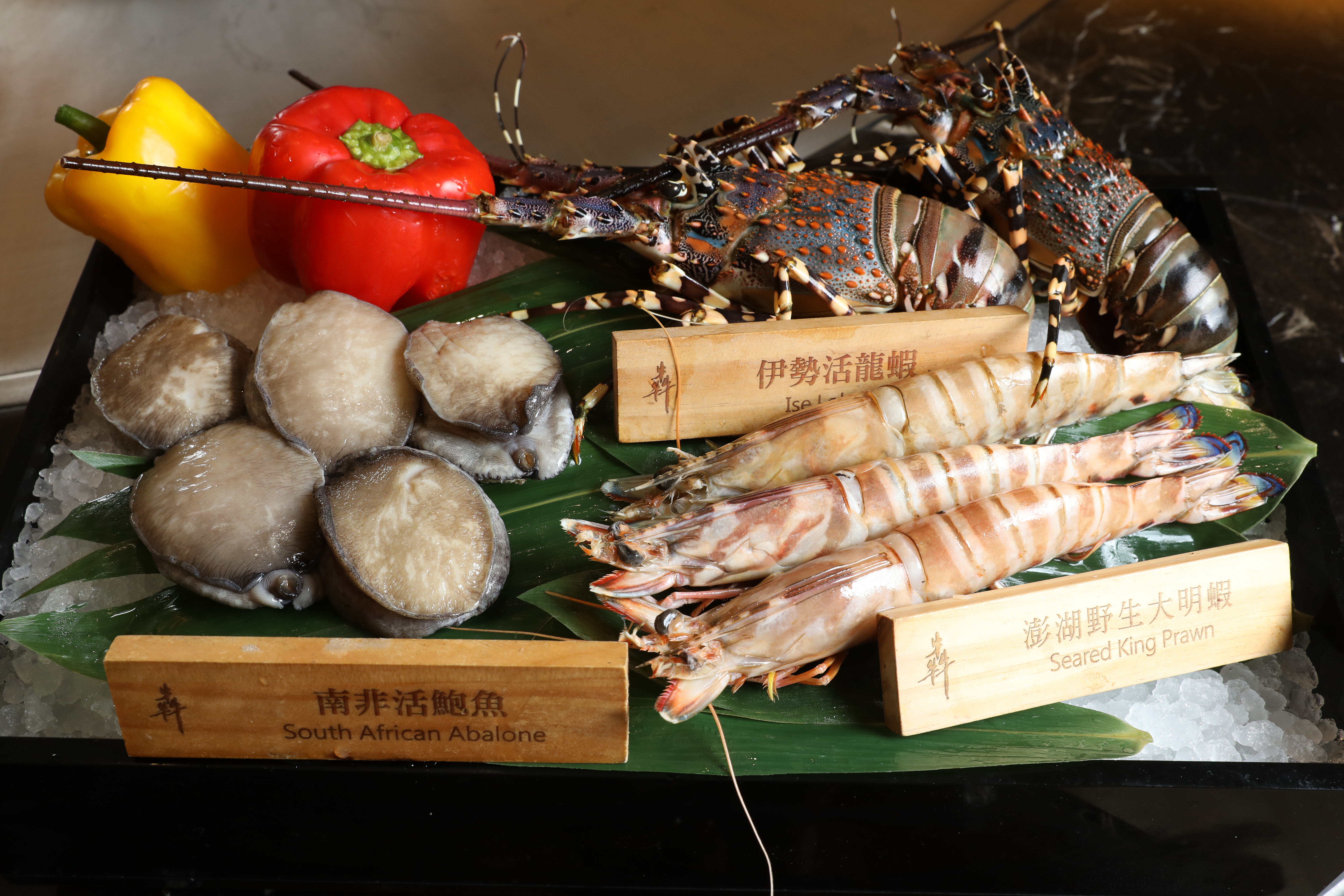 活跳跳龍蝦、鮑魚、明蝦，是高檔鐵板燒必備食材。
