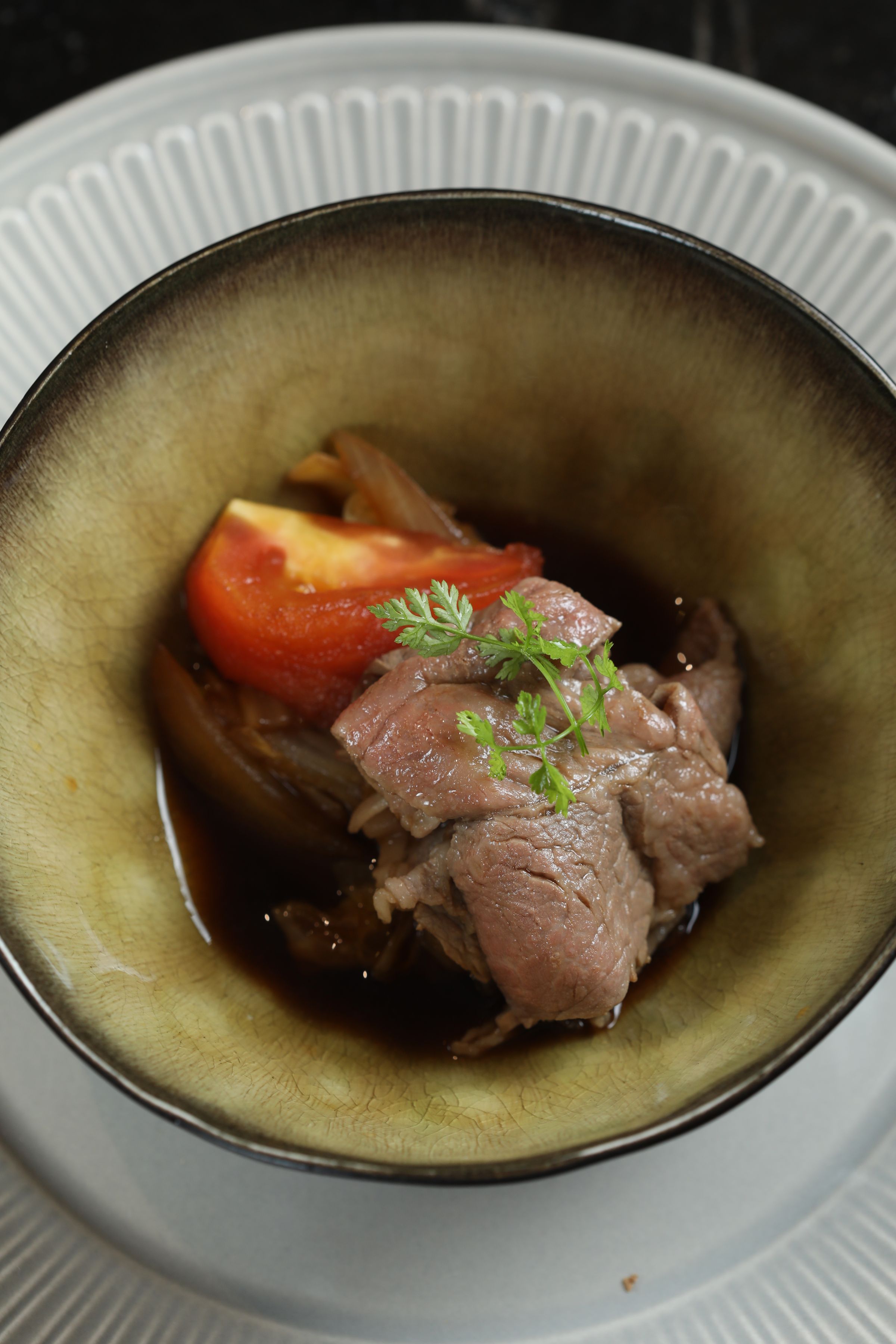 墊著白菜、洋蔥、番茄的「黑毛和牛壽喜燒」，口感柔嫩。（2,280元起犇獨創鐵板燒套餐菜色）