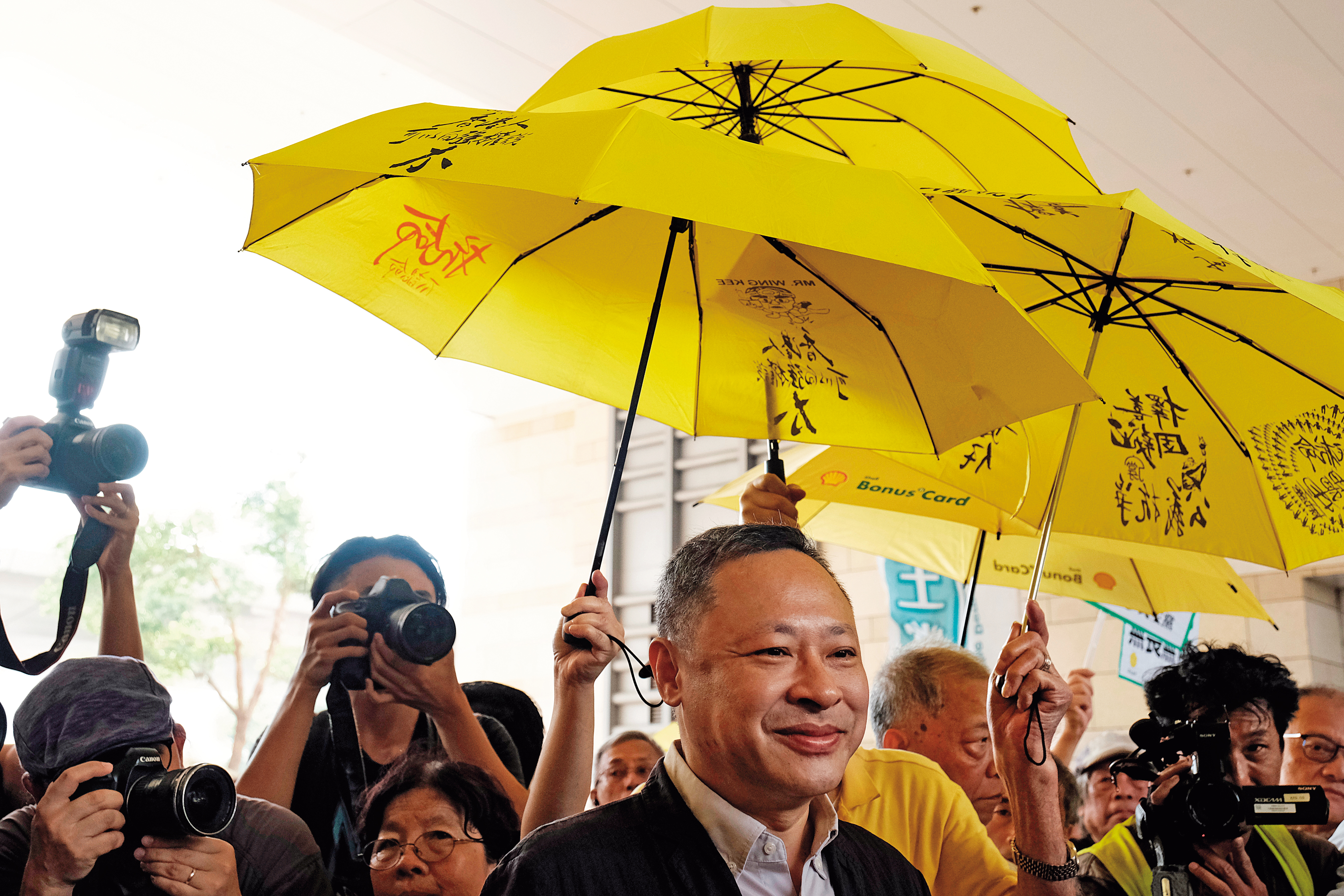 今年4月24日，戴耀廷被判處「串謀公眾妨擾」及「煽惑他人公眾妨擾」罪名成立，即時入獄16個月，大批支持者撐傘聲援。（達志影像）