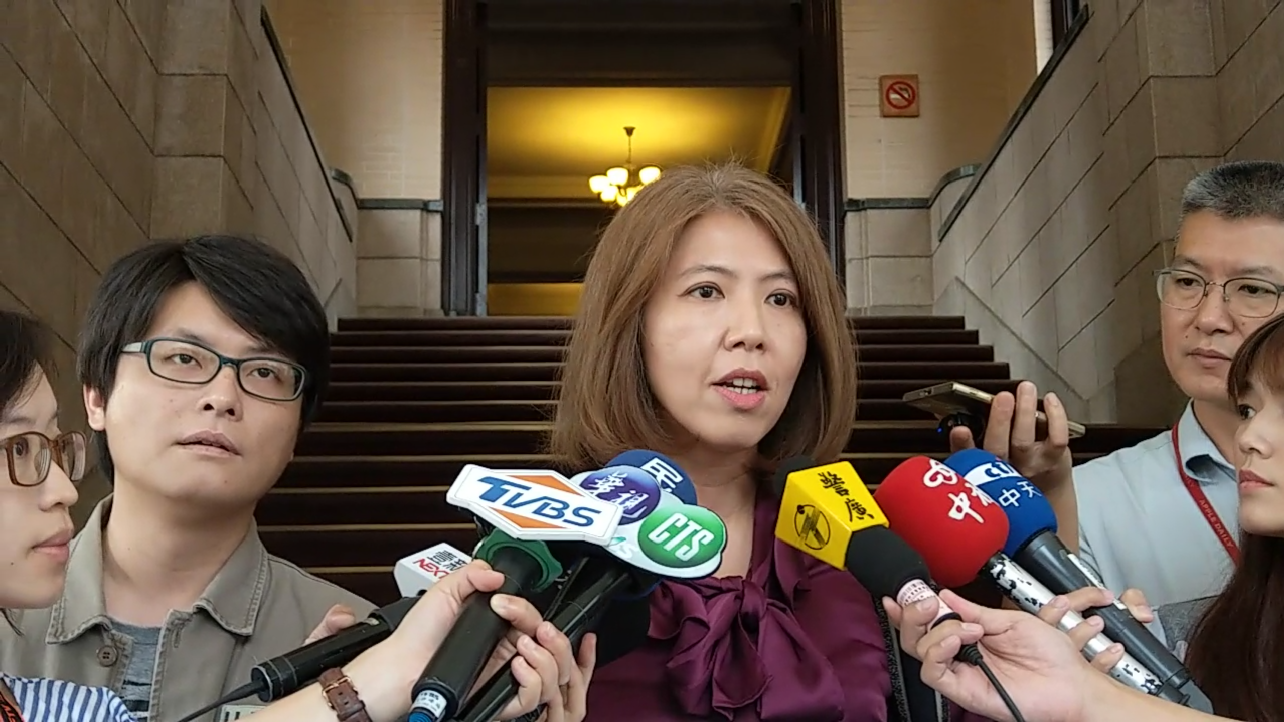 公懲會委員長石木欽因涉與富商翁茂鍾不當飲宴及買股案，遭移送監院，他委請律師廖芳萱（圖）發文警告司法院長許宗力。