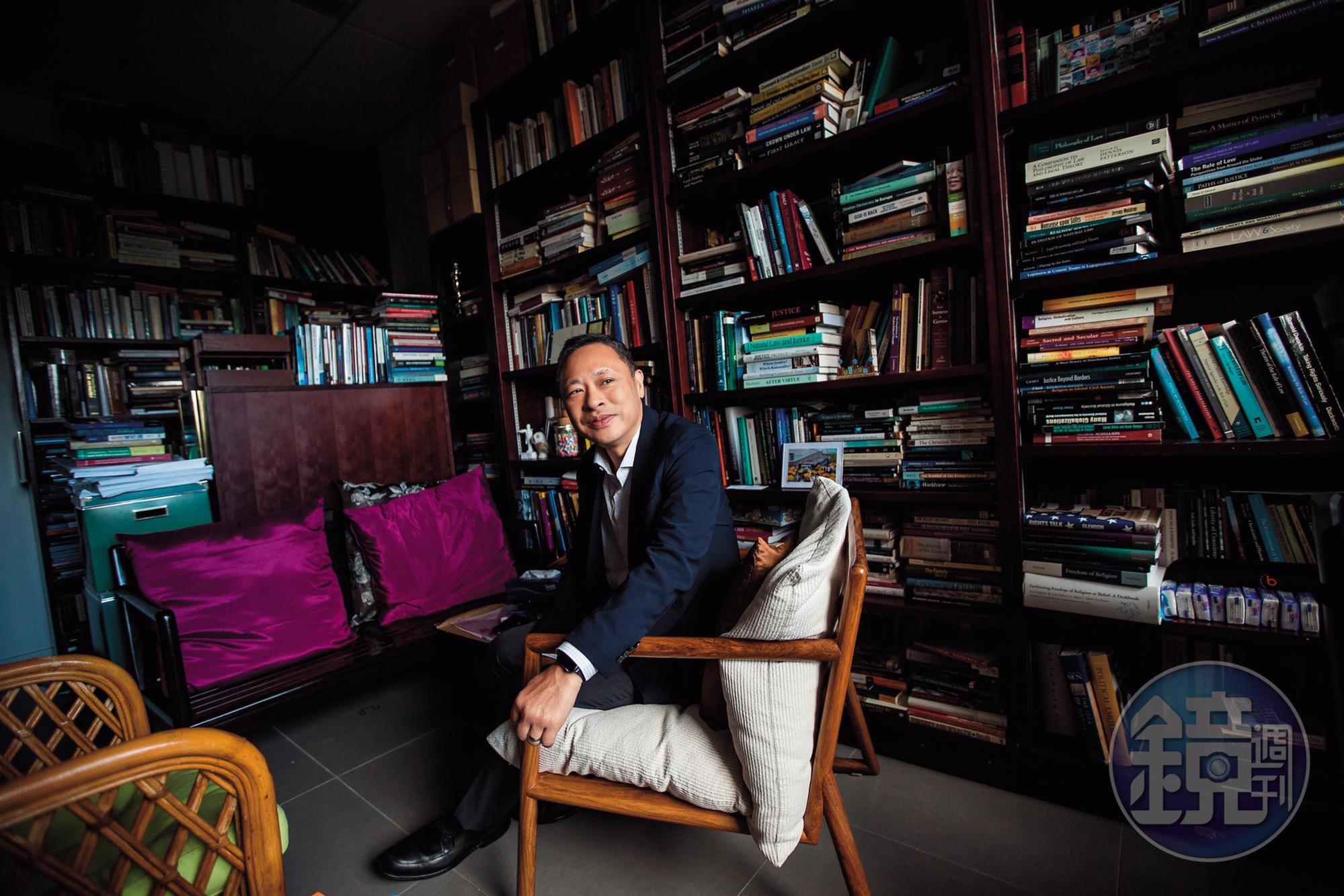 剛獲保釋的戴耀廷在香港大學研究室受訪。