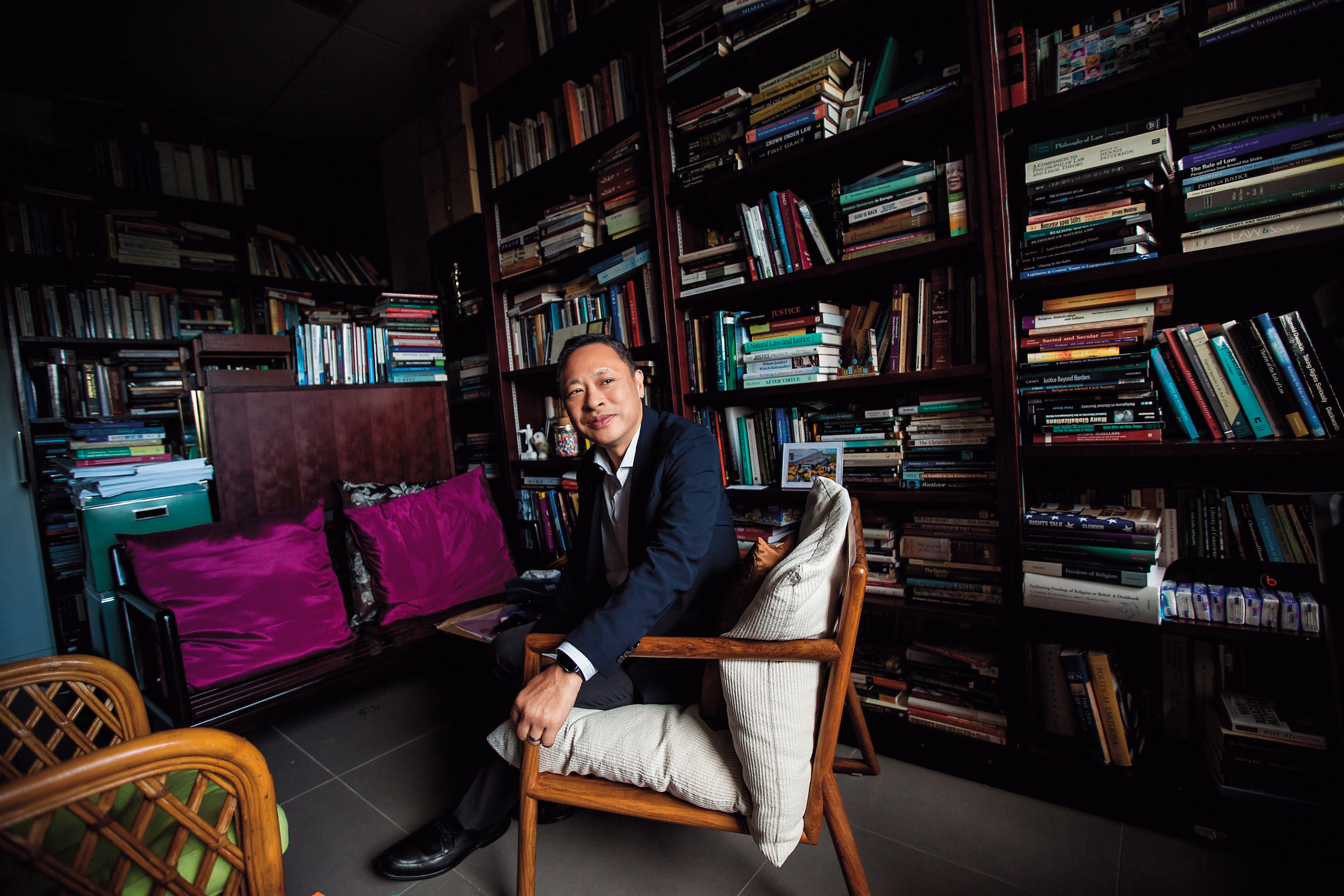 剛獲保釋的戴耀廷在香港大學研究室受訪。