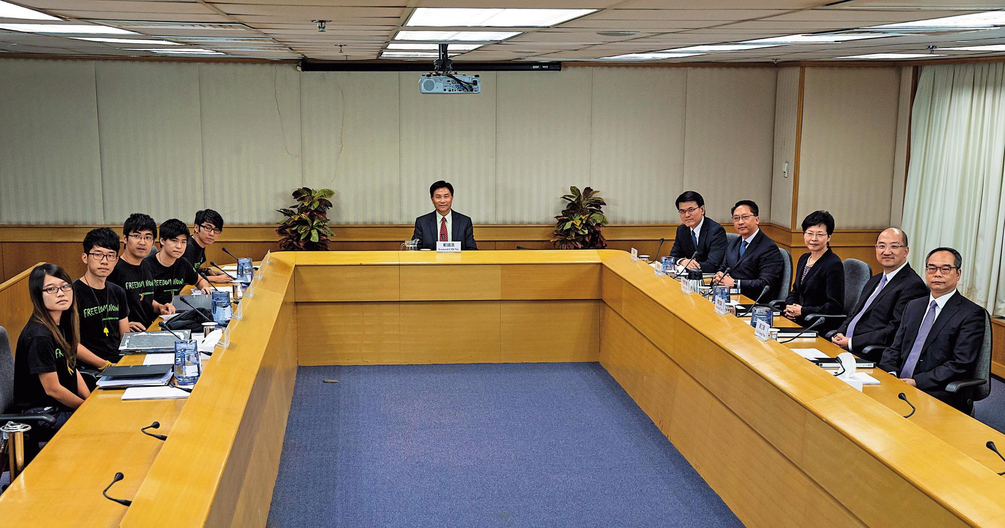2014年10月21日,岑敖暉及香港學聯另外4位代表與以林鄭月娥為首的香港政府高級官員代表對話。(達志影像)