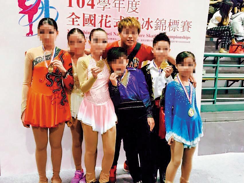 黃姓教練被家長質疑，因與滑冰協會副理事長關係友好，讓自己的學生破例獲選為國手。圖中學童非當事人。（翻攝臉書）