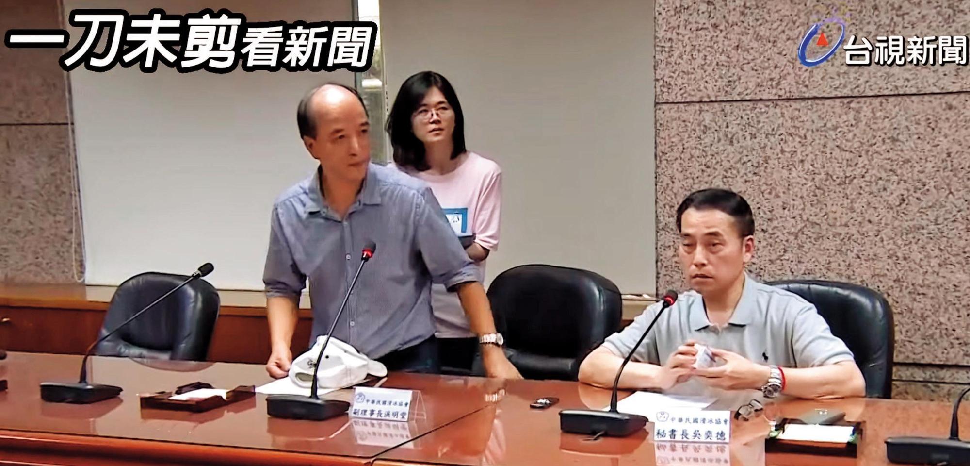 冰協7月底因為把經典賽主辦權讓給中國,被罵到臭頭,副理事長洪明堂(左)與祕書長吳奕德(右)曾共同出面解釋。(翻攝自台視新聞)