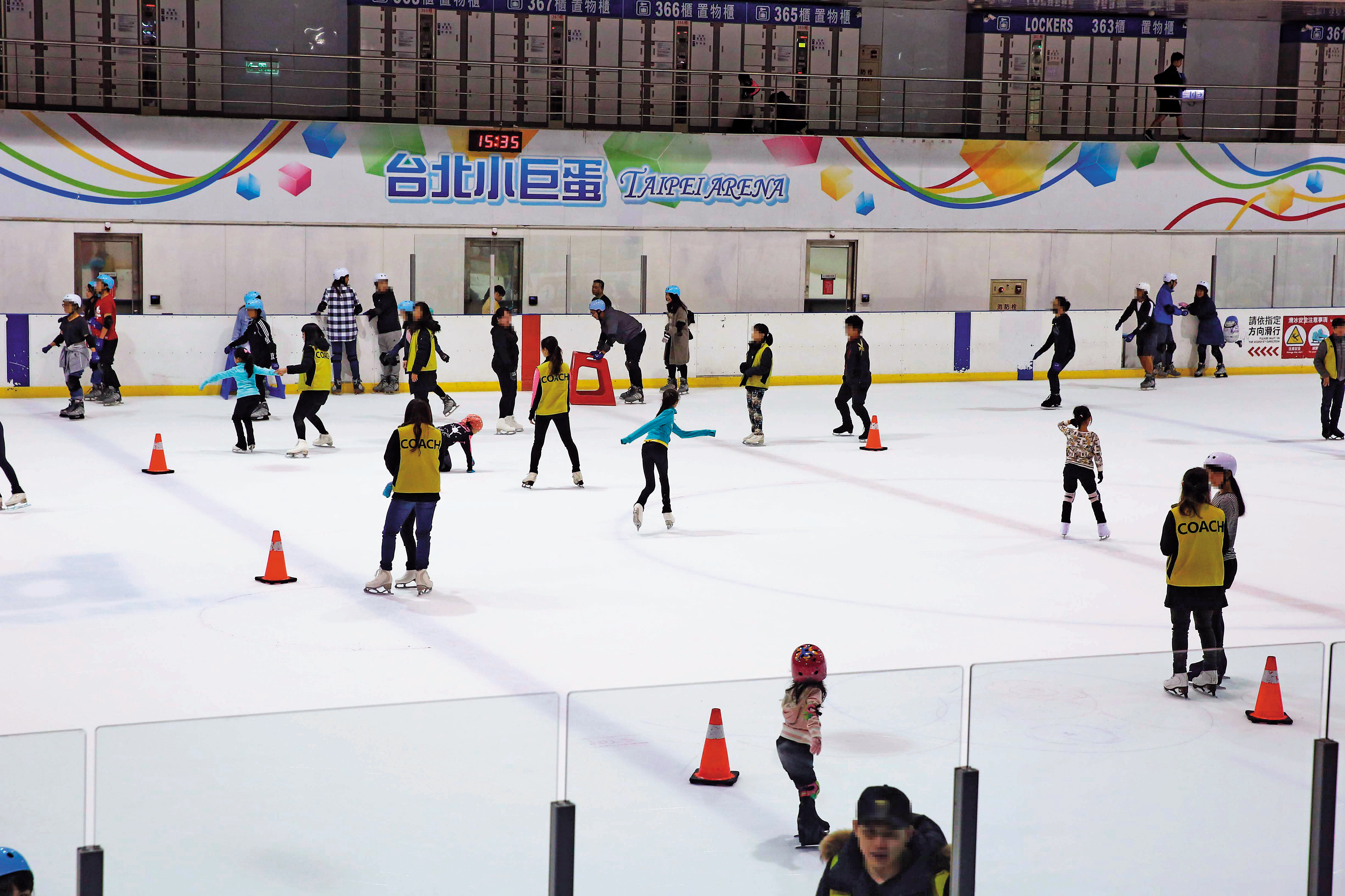 台北小巨蛋是全台唯一正規滑冰場，許多選手為當上國手，整天都在此練習。
