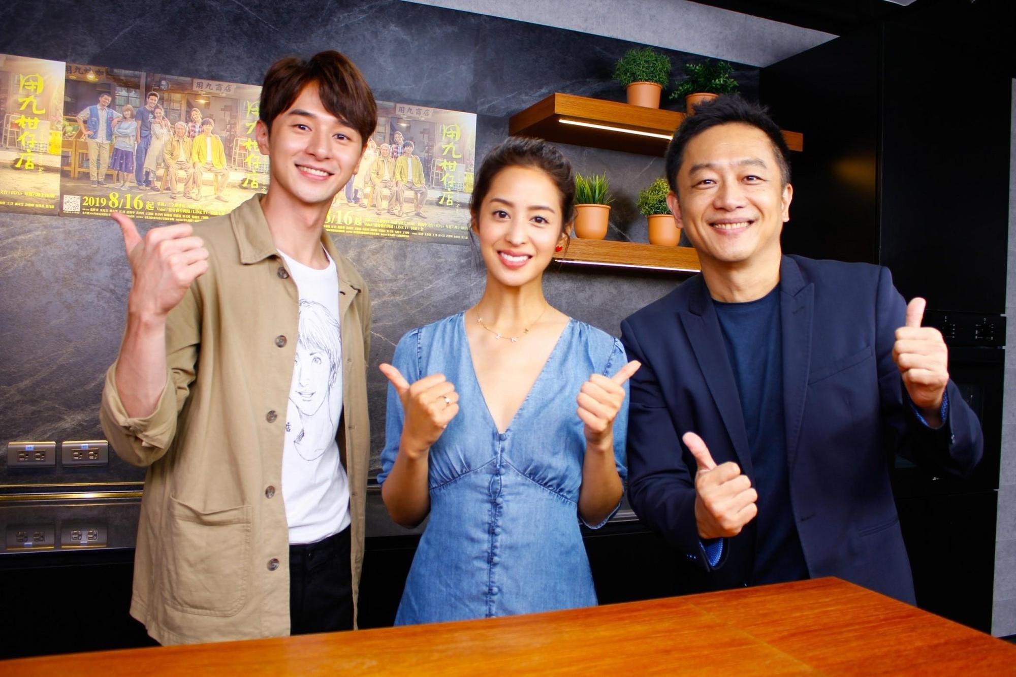 張軒睿與莫允雯上「阿榮嚴選」宣傳《用九柑仔店》,遇偶像陳昭榮立馬變粉絲。(三立提供)