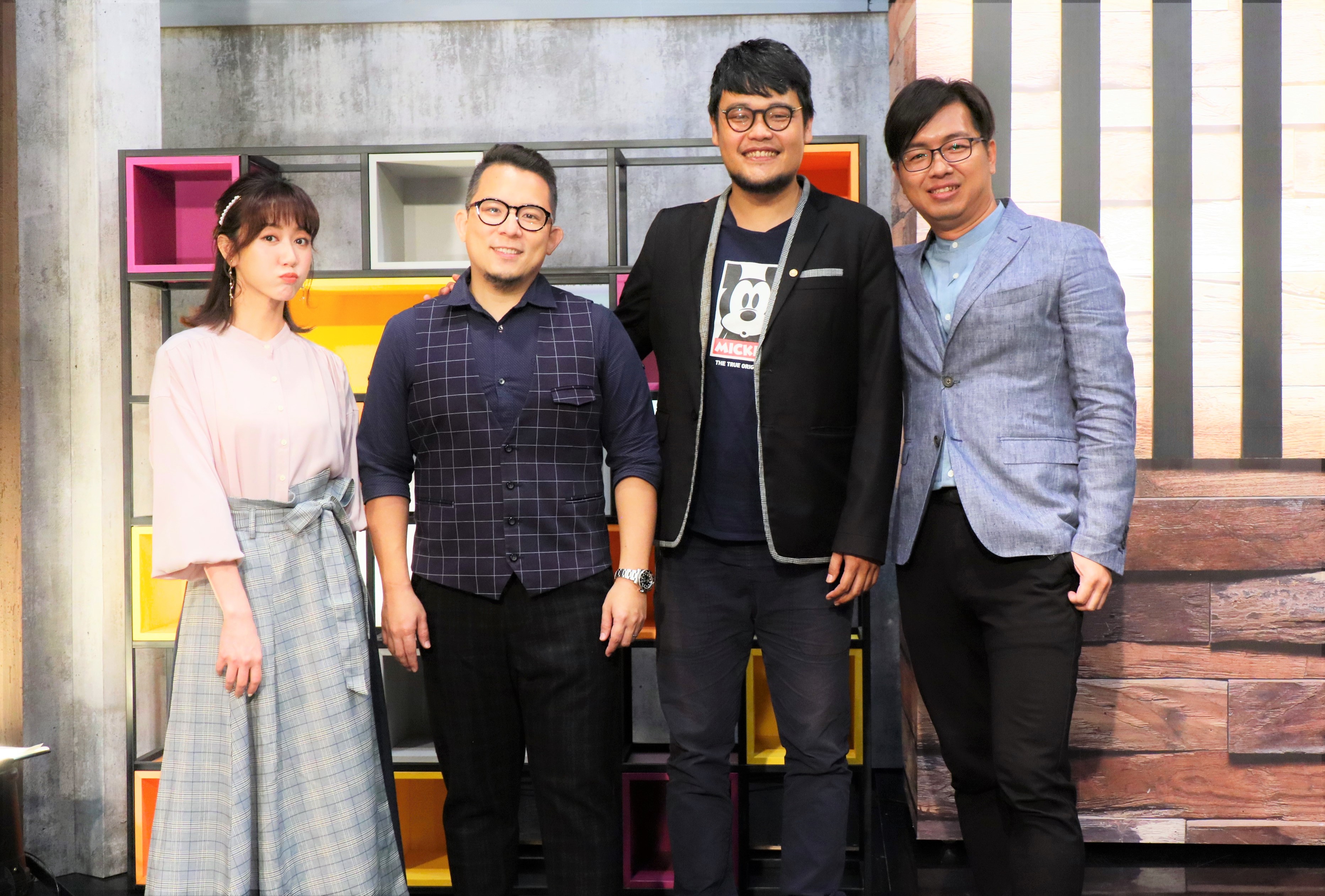 蘇打綠阿福(右二)、蘇打綠小威(左二)受主持人好友鄭瑋柏(右)的邀請上《娛樂鄉民》聊近況。(MOMO TV提供)