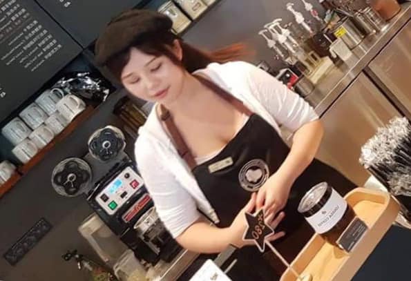 網友驚見大奶薇薇本尊感到很失望，但也有人認為只是沒有刻意集中托高。（讀者提供）