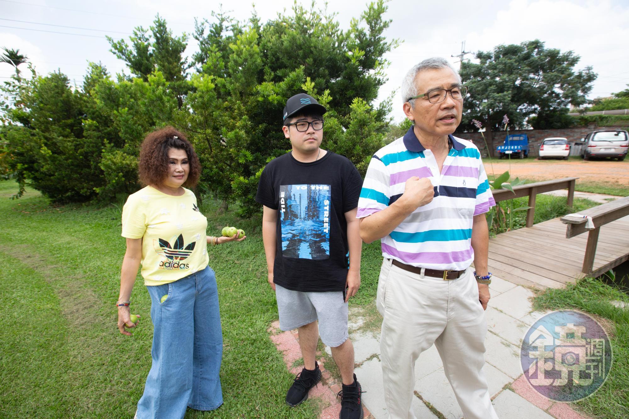 家人是張良任（右）心中最柔軟的一塊，當年他帶著全家移民赴美，如今小兒子張鈞澤已加入公司，擔任社群行銷課課長。