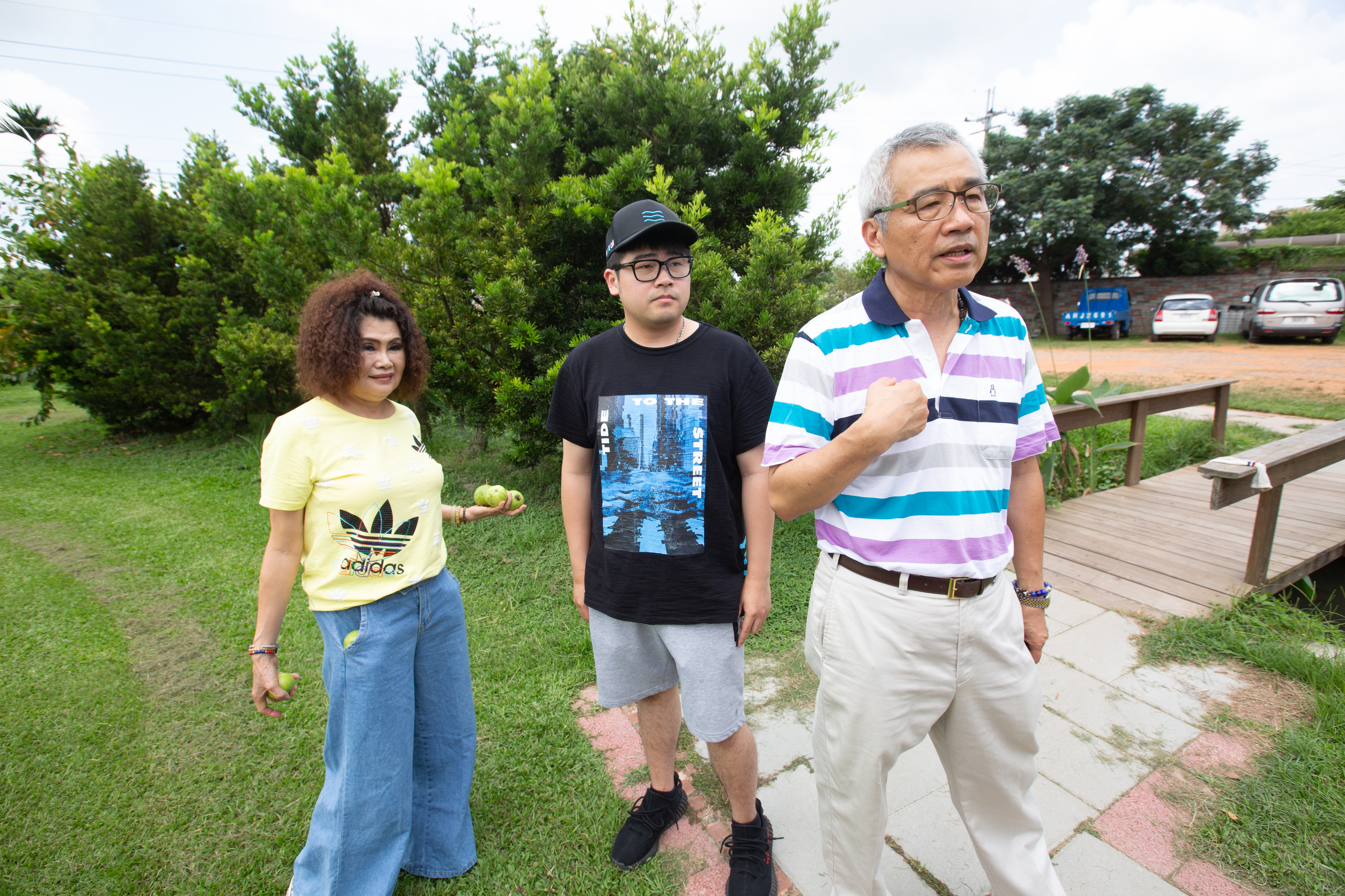 家人是張良任（右）心中最柔軟的一塊，當年他帶著全家移民赴美，如今小兒子張鈞澤已加入公司，擔任社群行銷課課長。