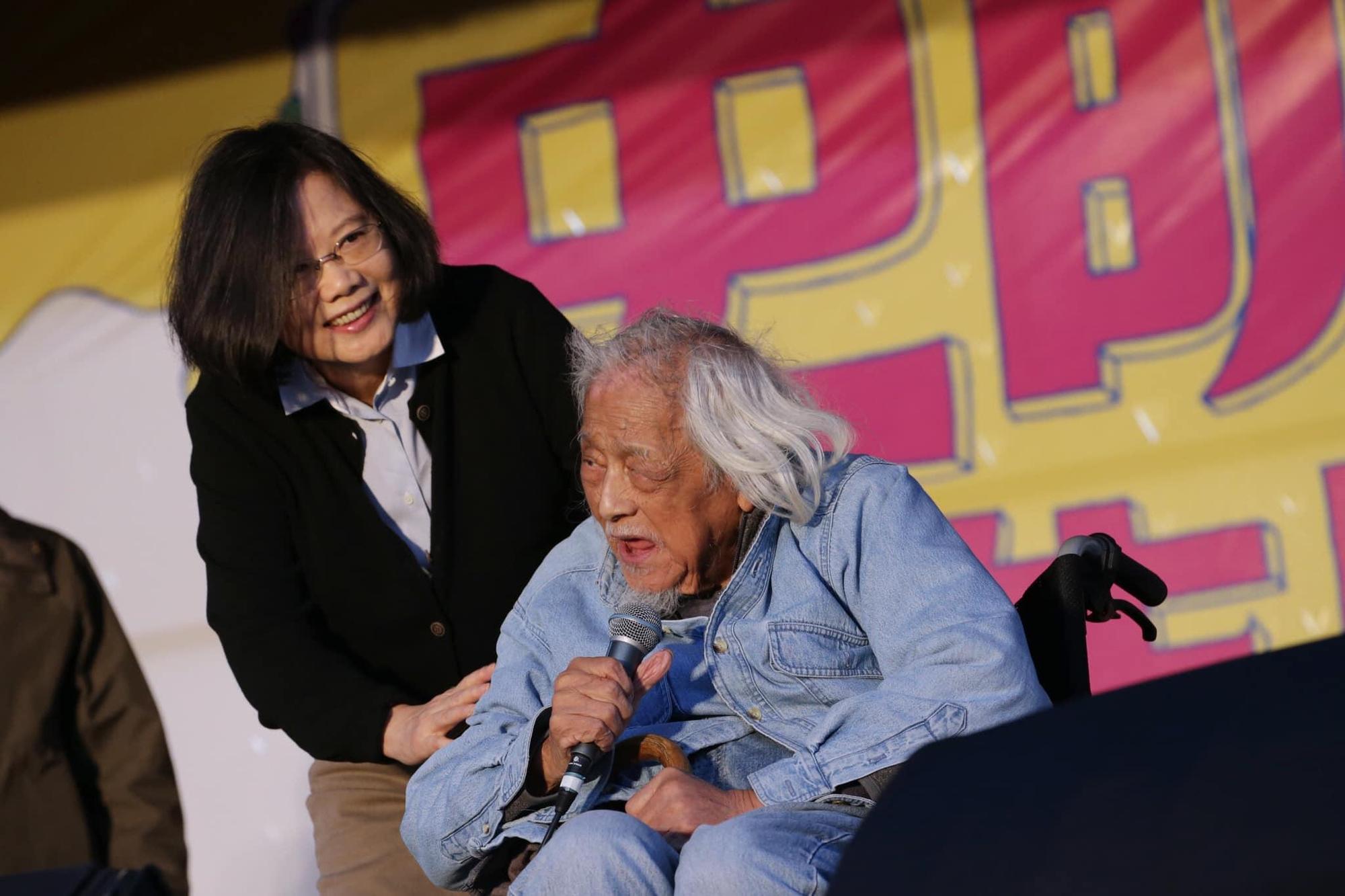 當同世代的獨派大老聯名登報反對蔡英文連任,史明仍是那個逆風而行的人。(翻攝自蔡英文臉書)