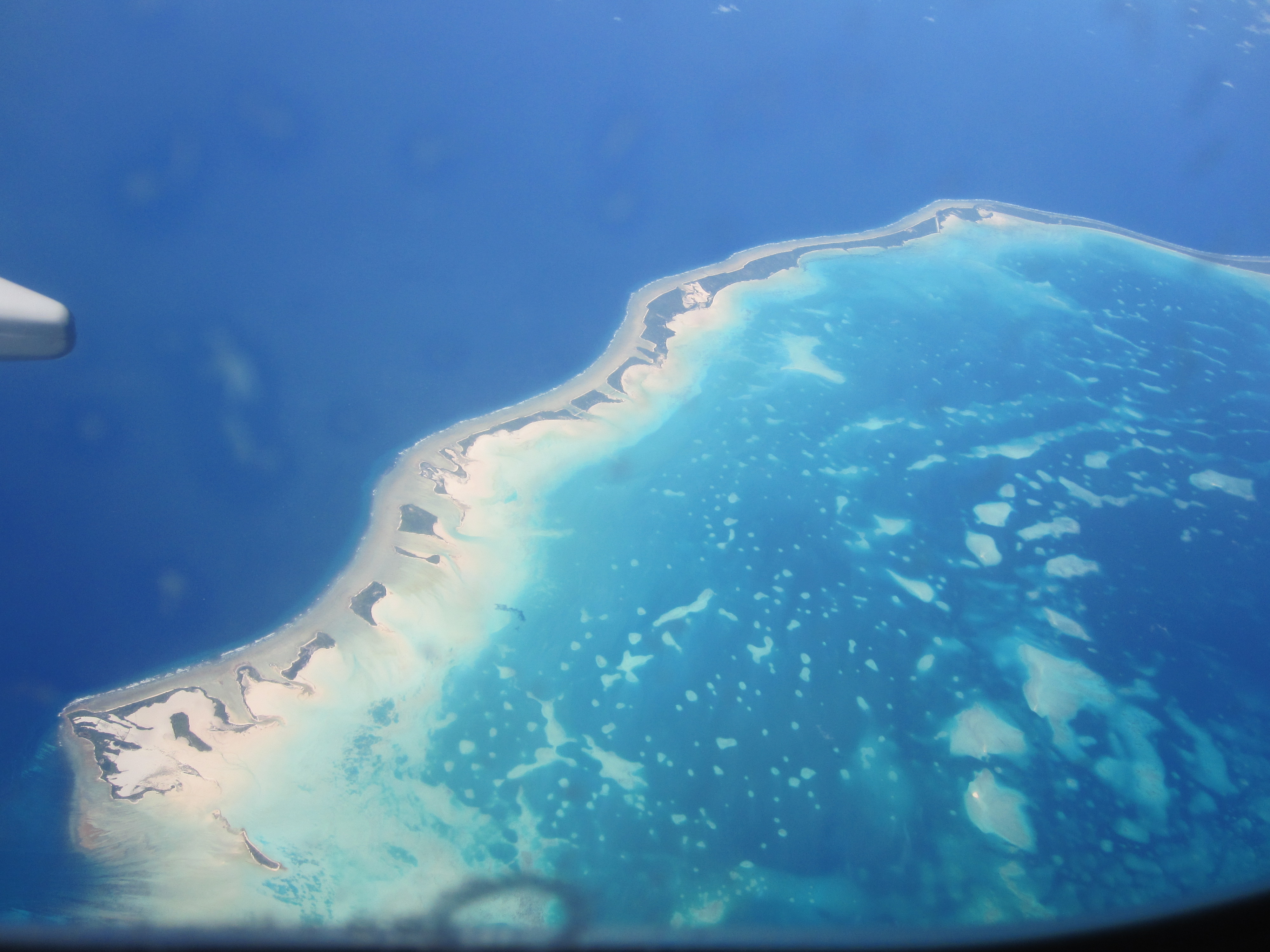 從飛機上看吉里巴斯國土，放眼全是藍色。（取自「探尋即將消失的國度」一書）