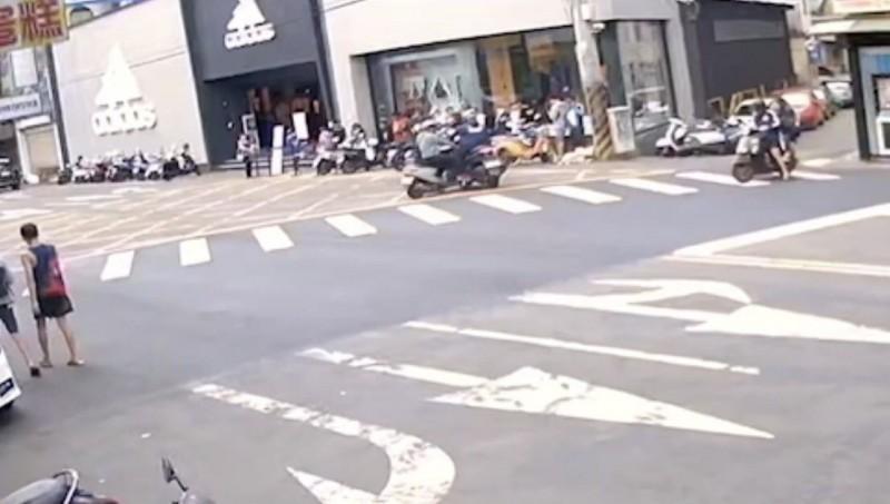兩輛機車在專賣店旁的巷口碰撞。（消防局提供）