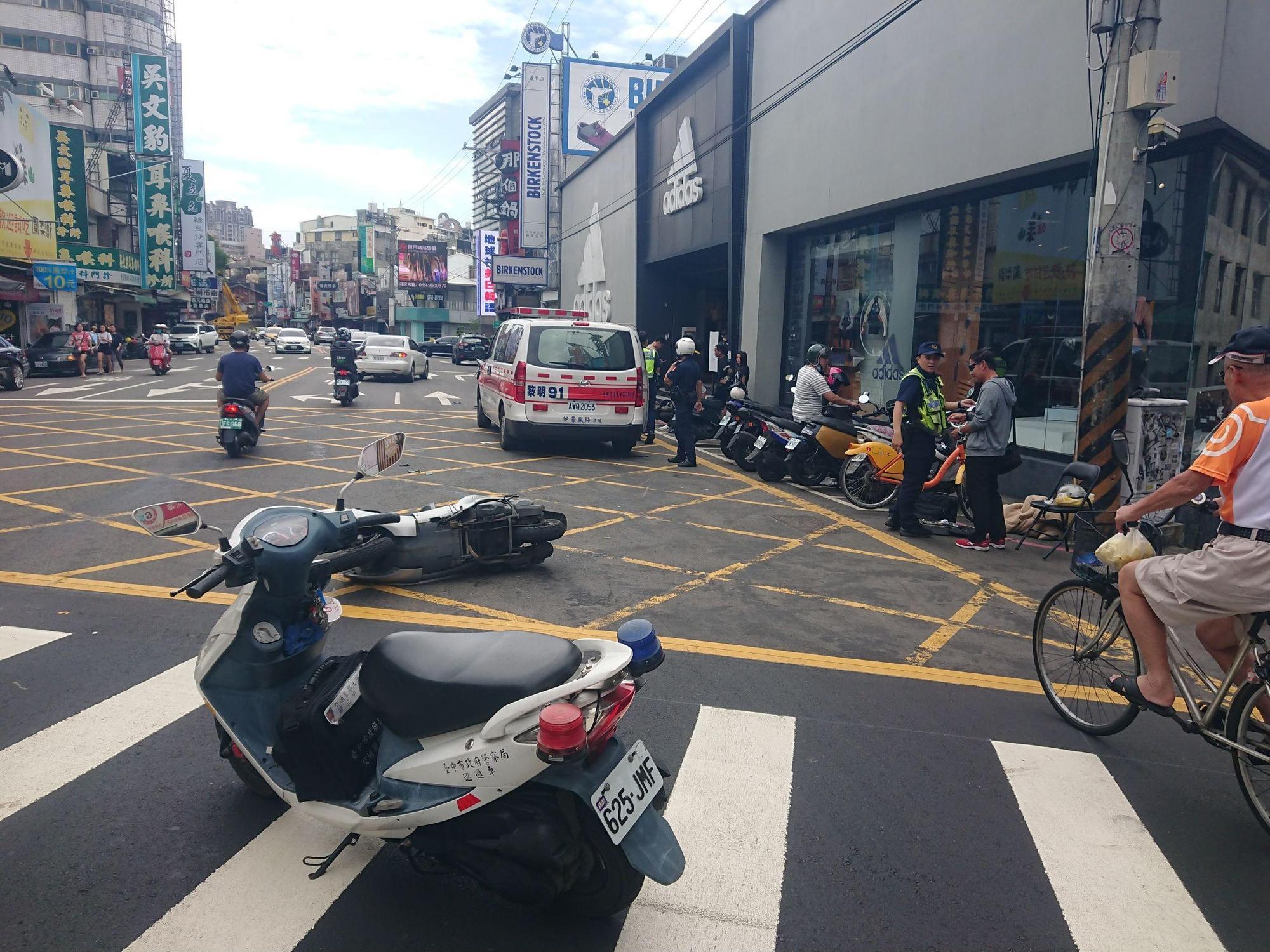 救護車分別將受擦、挫傷的6位民眾送醫。（消防局提供）