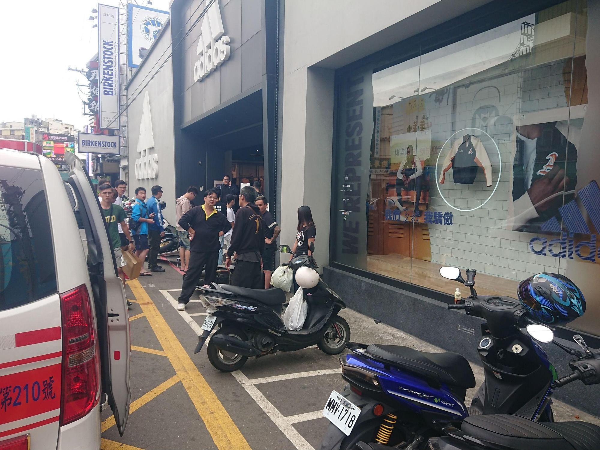 消防局獲報，出動7輛救護車，人員共16人趕往救護。（消防局提供）