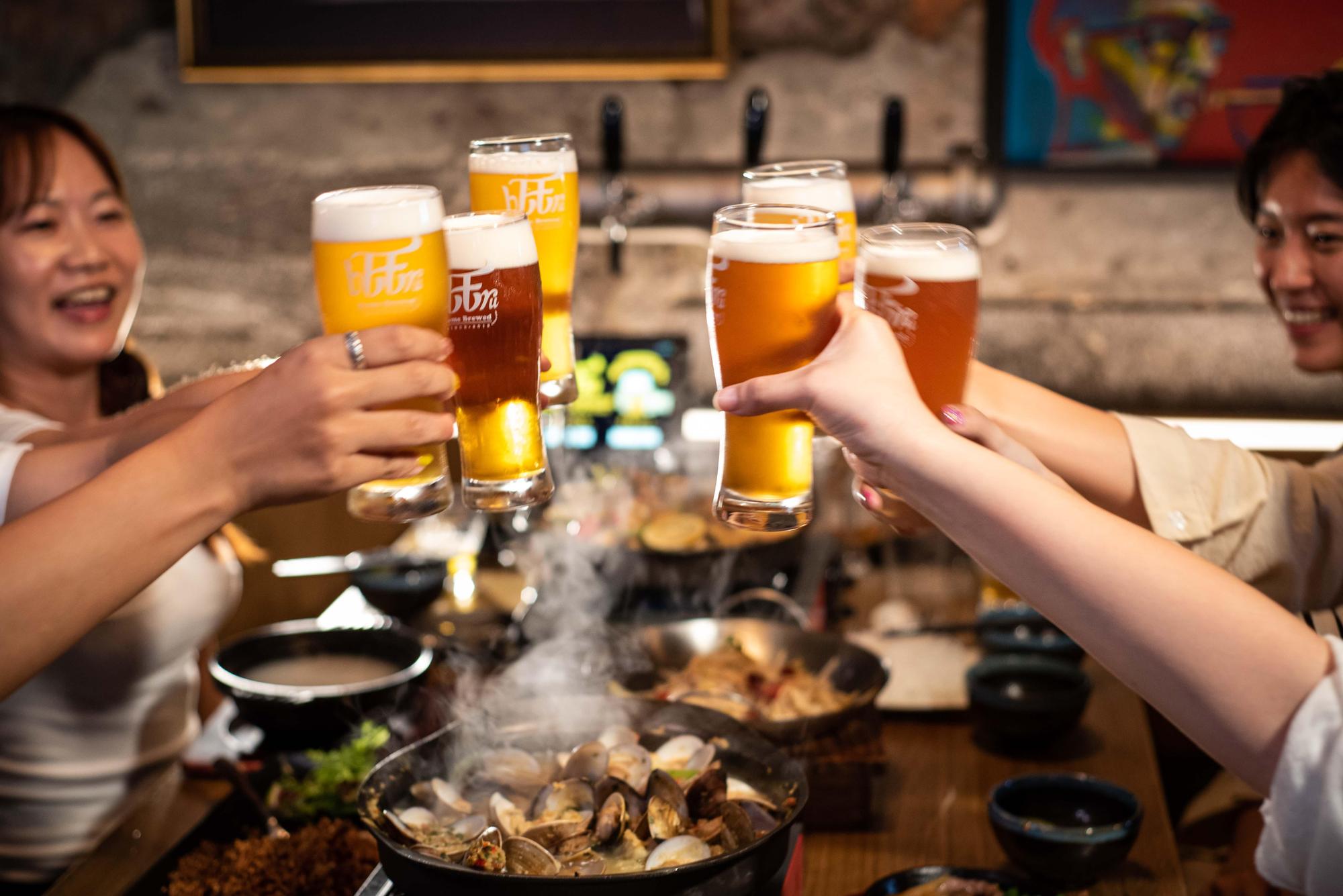 「啤調客Beeru」把經典台灣小吃鹹酥雞搬上餐桌，除能搭配啤酒之外，侍酒師也建議冰白酒。（異國風情美食節提供）