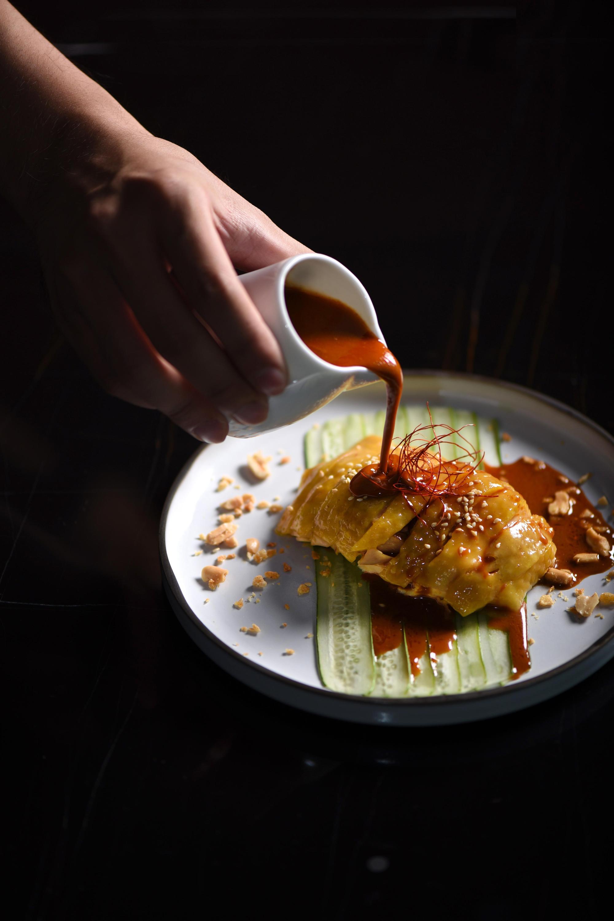 「W Taipei紫艷中餐廳」將老成都麻辣口味拌入鮮嫩雞肉中，搭佐清爽小黃瓜，多層口感一次滿足。（異國風情美食節提供）