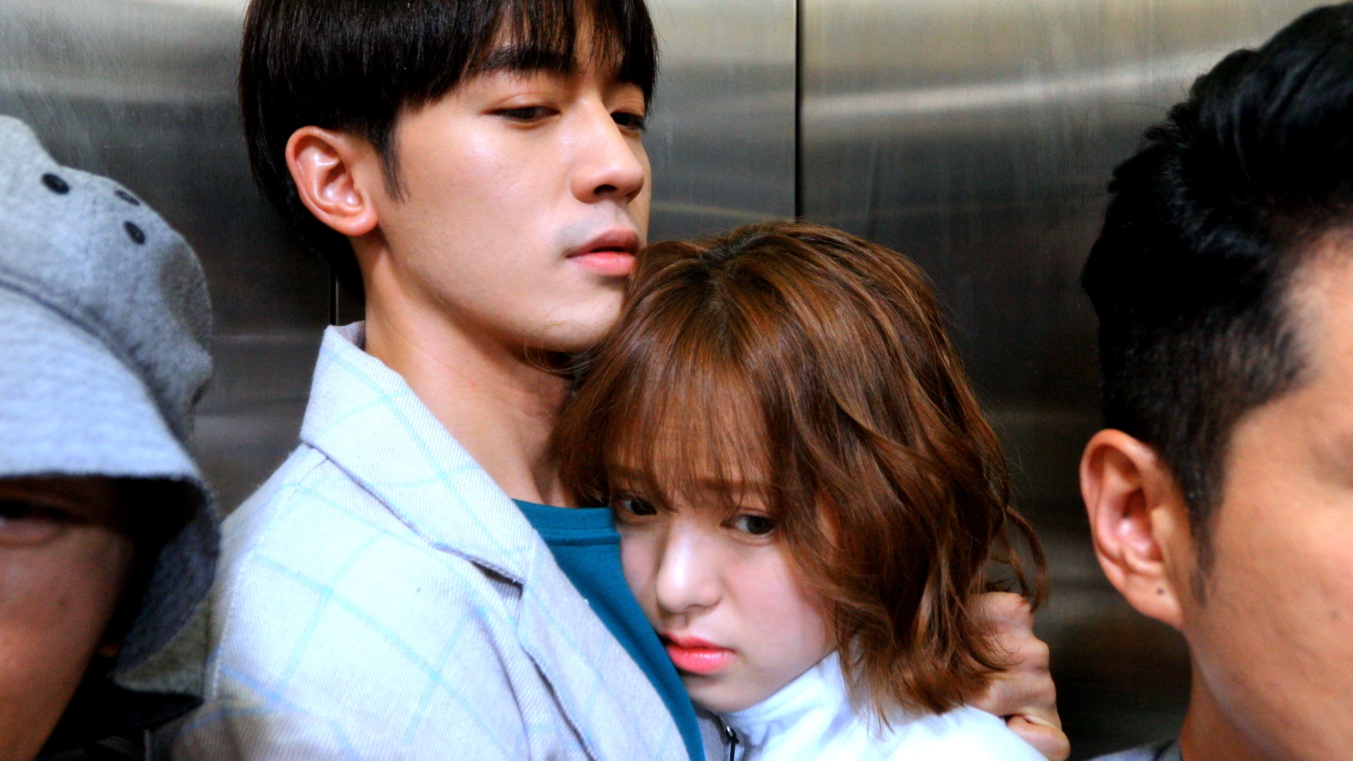 小樂在電梯裡用身體保護項婕如，讓人感到害羞。（三立提供）