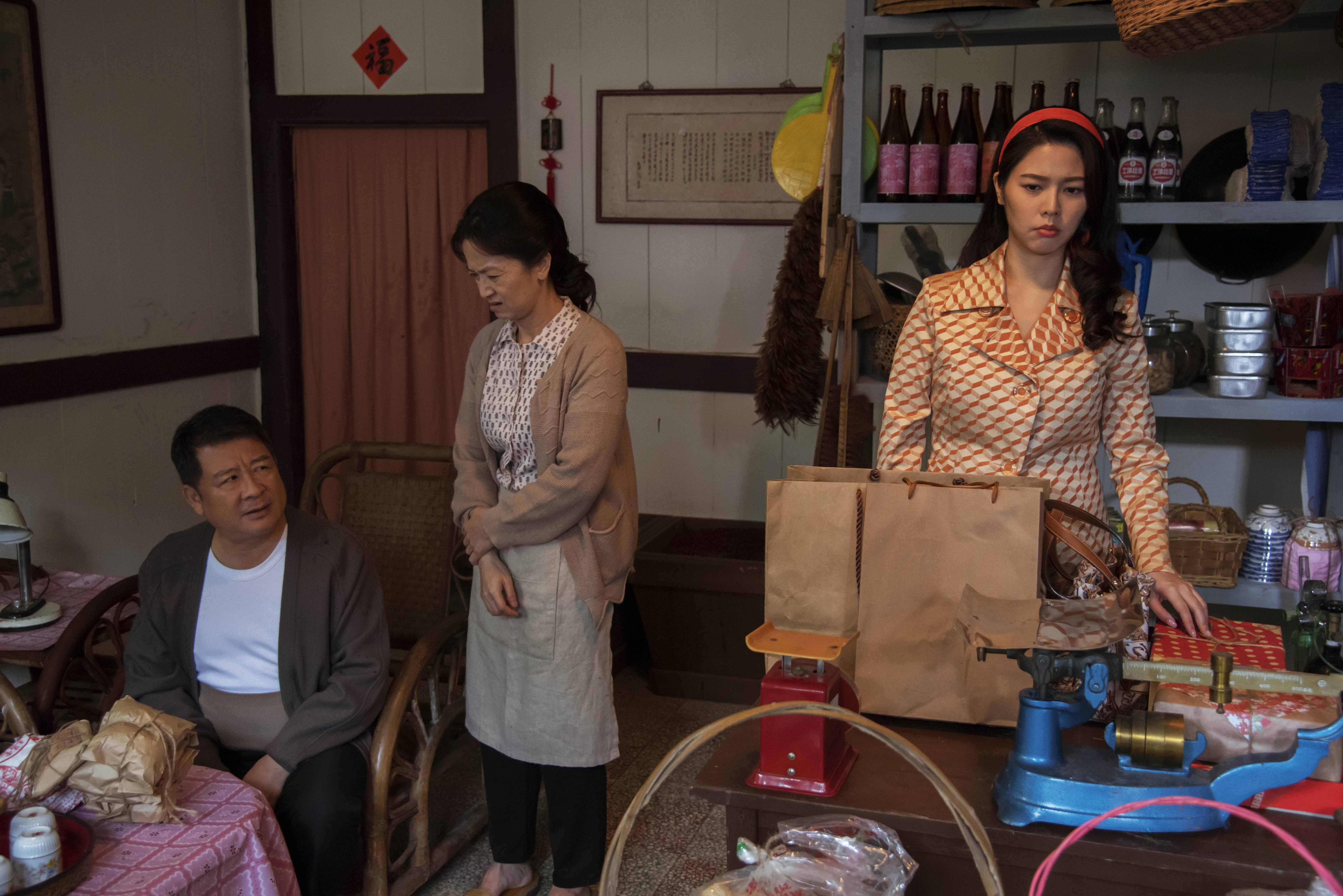 《苦力》白家綺（右起）與謝瓊煖、蔡阿炮飾演一家三口有精彩感人的對手戲。
