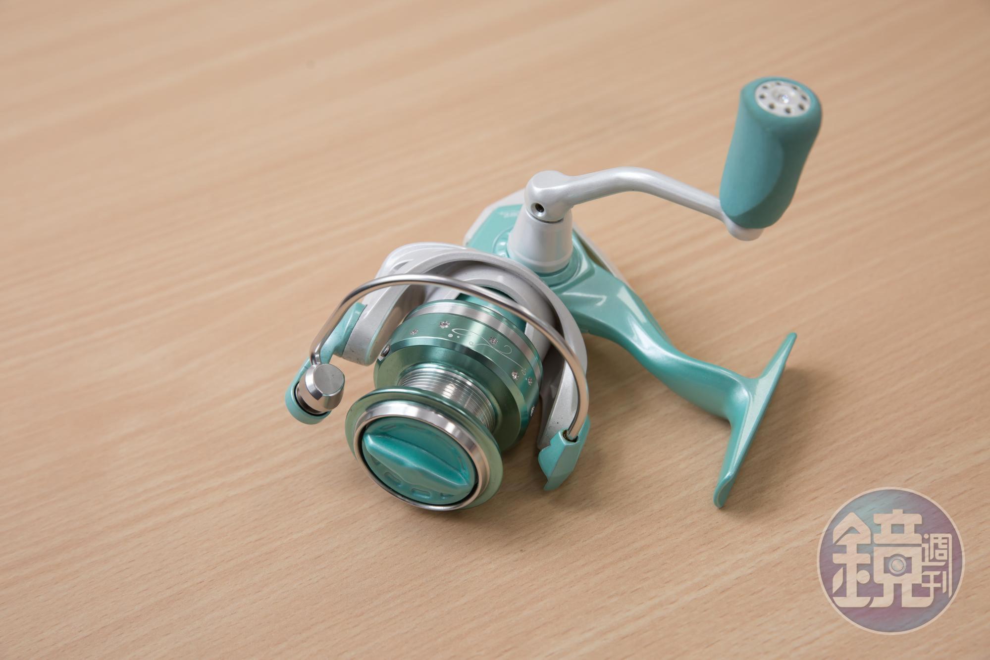 針對女性釣魚族群推出Tiffany綠配色,還在捲線器齒輪鑲上施華洛世奇水晶,成為搶手貨。(2,500元/個)