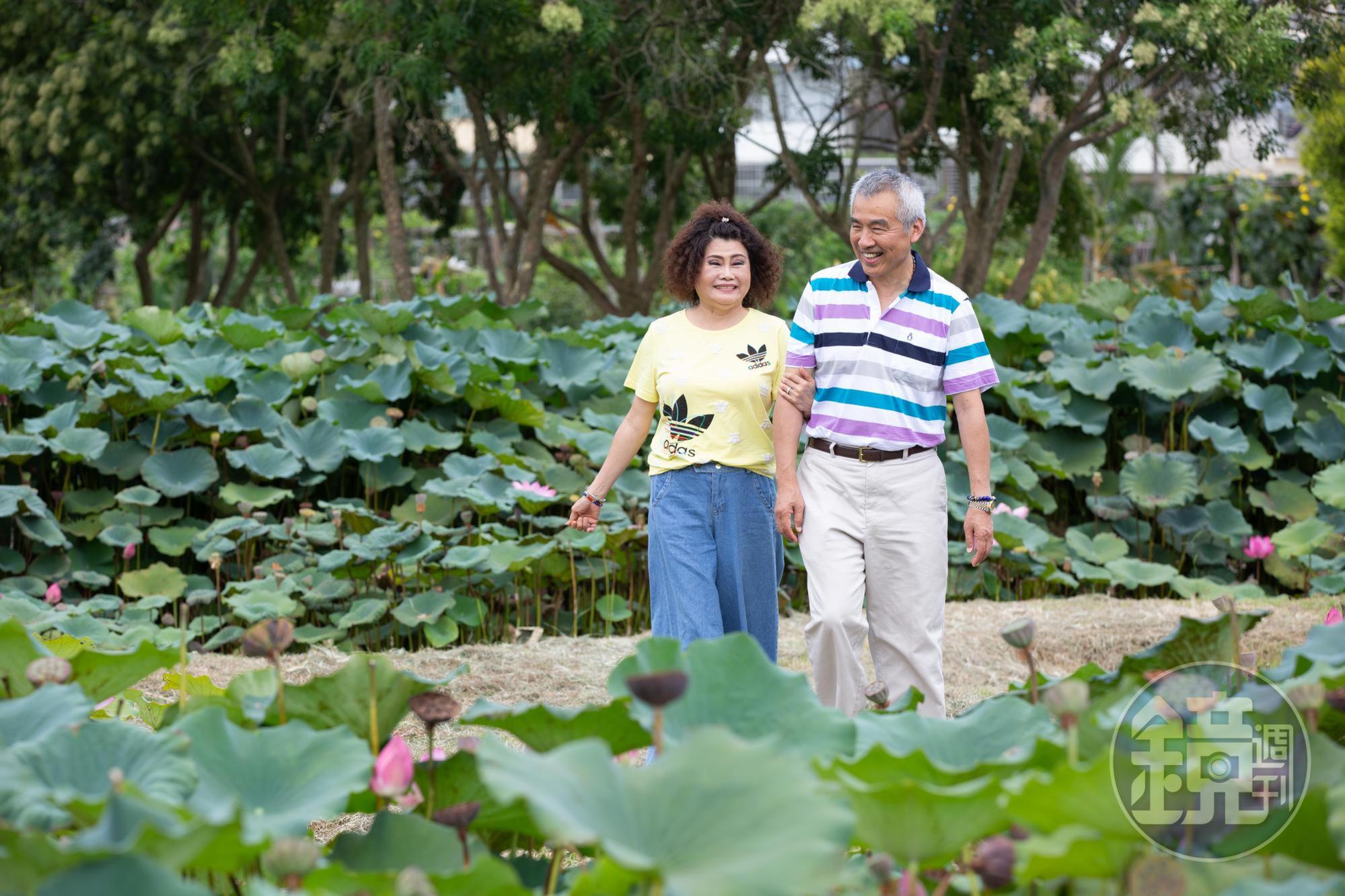 早年寶熊漁具為了登陸設廠,張良任(右)曾賣掉夫妻倆辛苦攢下的2棟房子變現,太太郭玲蓉(左)始終全力支持,無怨無悔。
