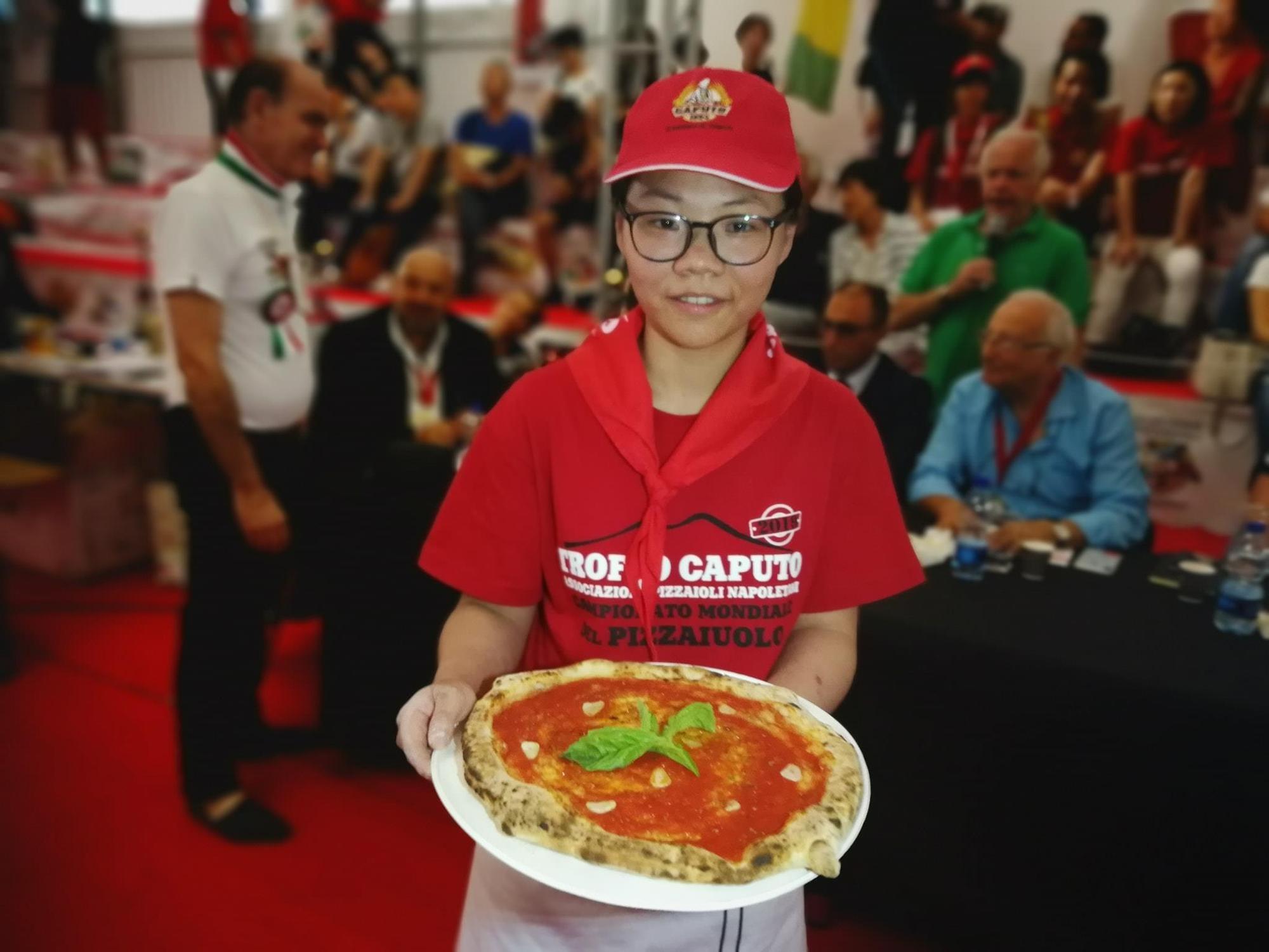 台灣隊選手李品儀與她製作的「瑪莉娜拉」披薩。(翻攝自 Caputo - Il Mulino di Napoli)