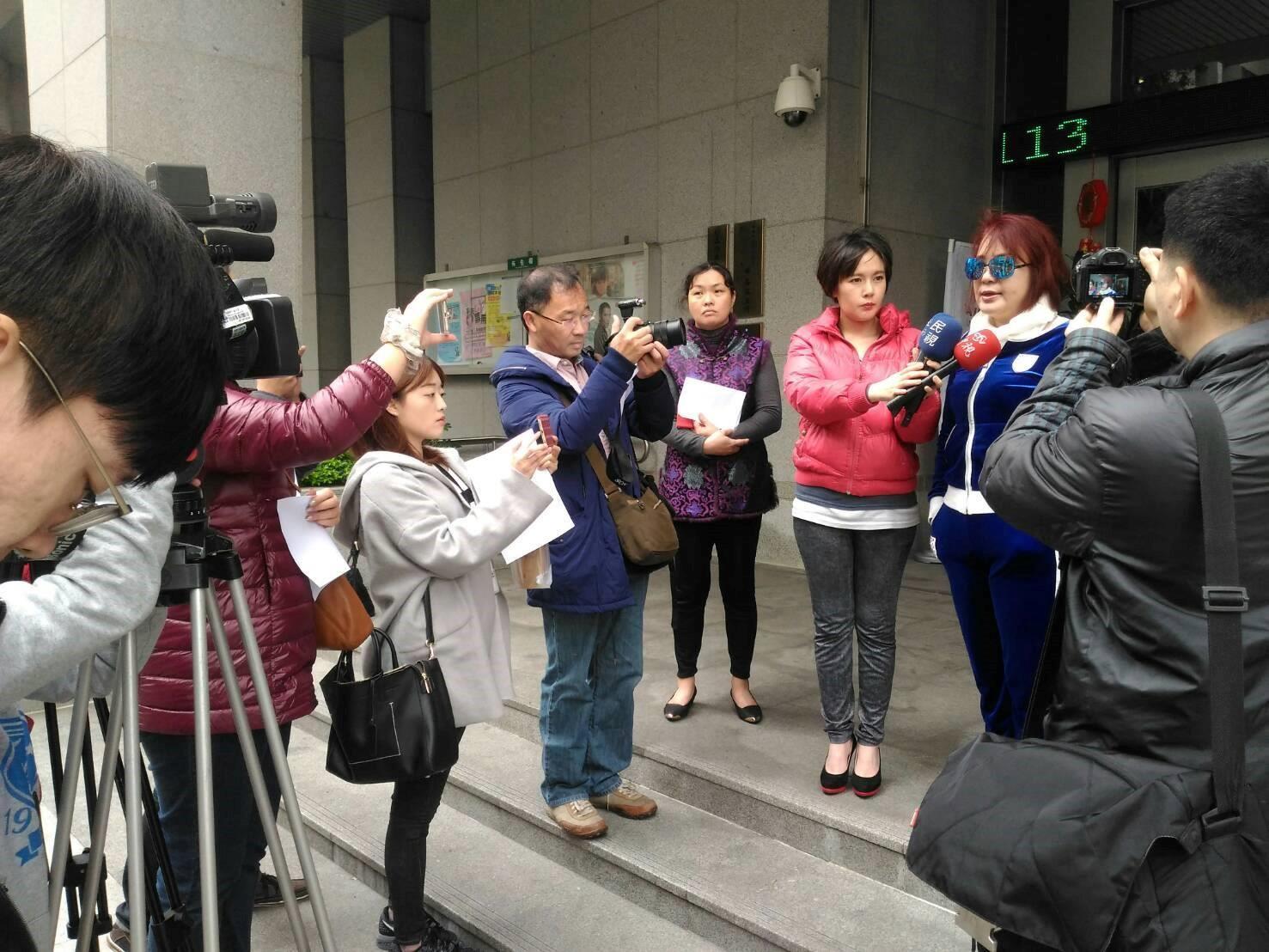 遭劉燕燕誣指教唆自殺,郭美珠赴松山分局提告並接受採訪。(翻攝自郭美珠臉書)