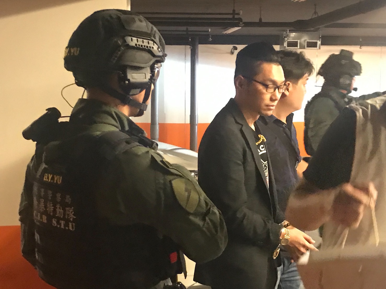 連千毅遭警方逮捕，態度尚算配合。（翻攝畫面）