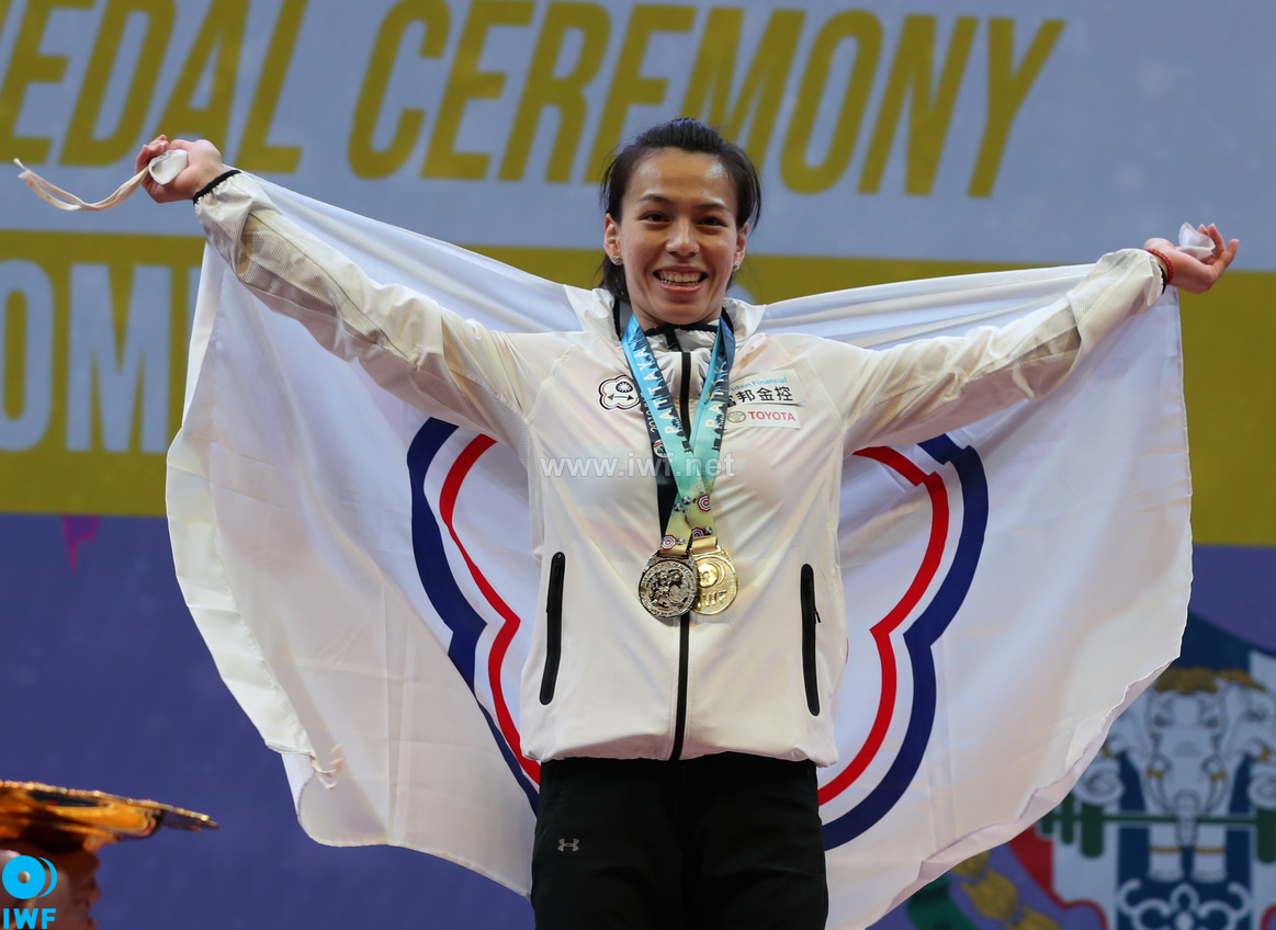 郭婞淳靠著挺舉以140公斤、總和246公斤，雙雙打破世界紀錄，更逆轉崔孝辛勇奪2金1銀。（翻攝自IWF官網）