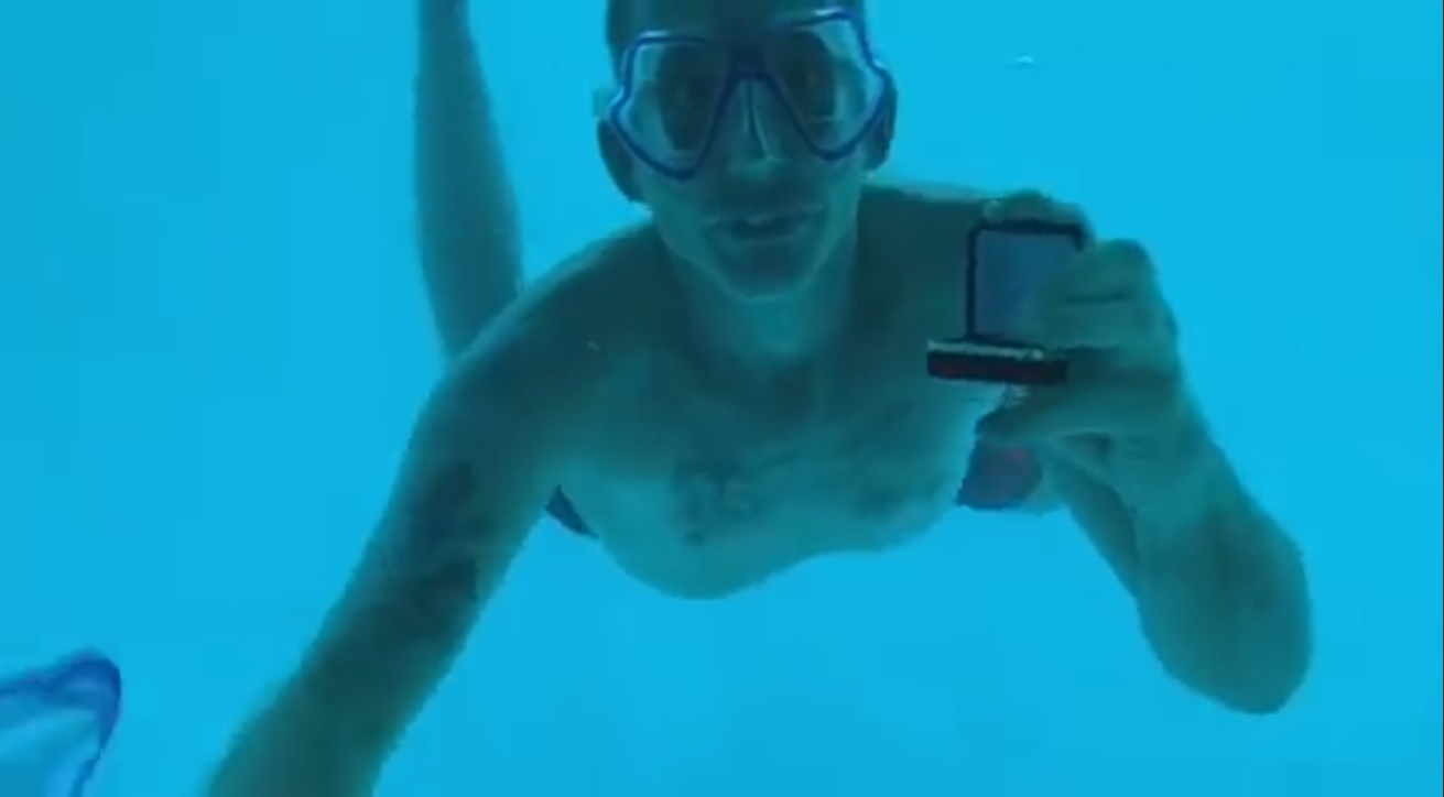 韋伯在水中用不停顫抖的手指，打開戒指盒亮出鑽戒求婚。（翻攝自Kenesha Antoine臉書）