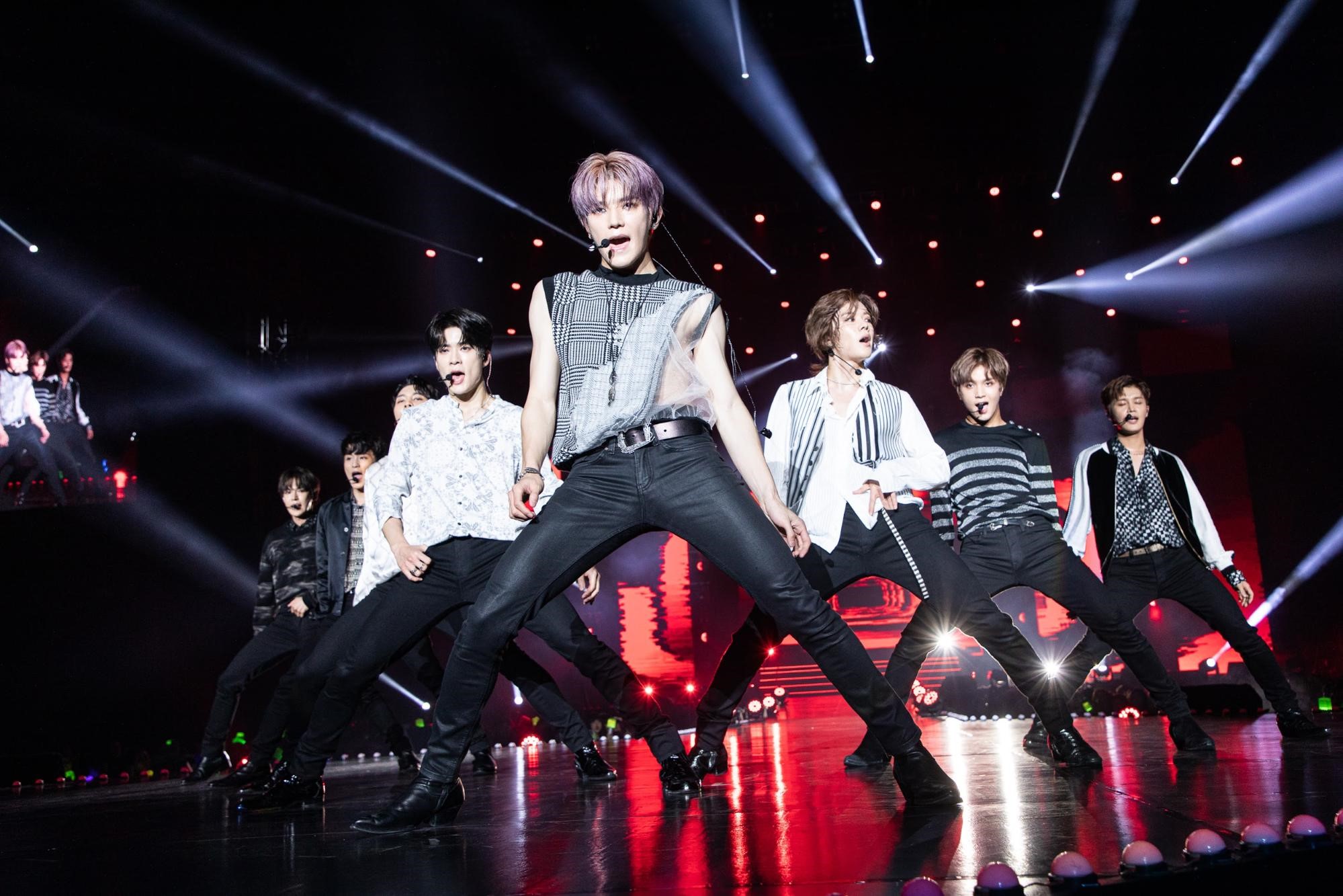 NCT127熱力唱跳夯曲〈Cherry Bomb〉，展現整齊劃一的刀群舞。（ON worldwide Co Ltd／希林國際提供）