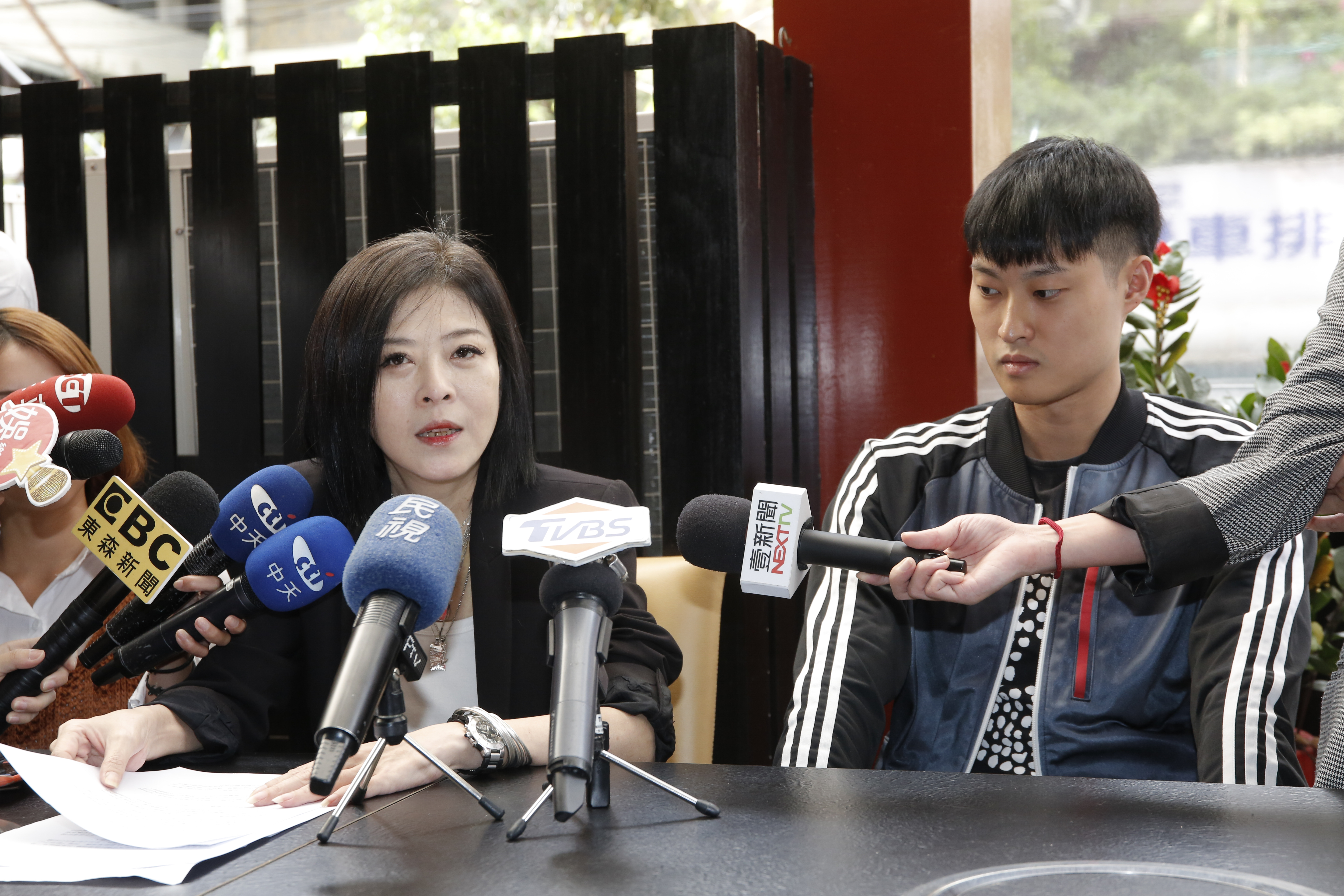 本刊上星期獨家爆出差40歲「嬤孫戀」凱渥男模賴昱澂跟麻辣店老闆娘孫筱渥，2人今天舉行澄清記者會。