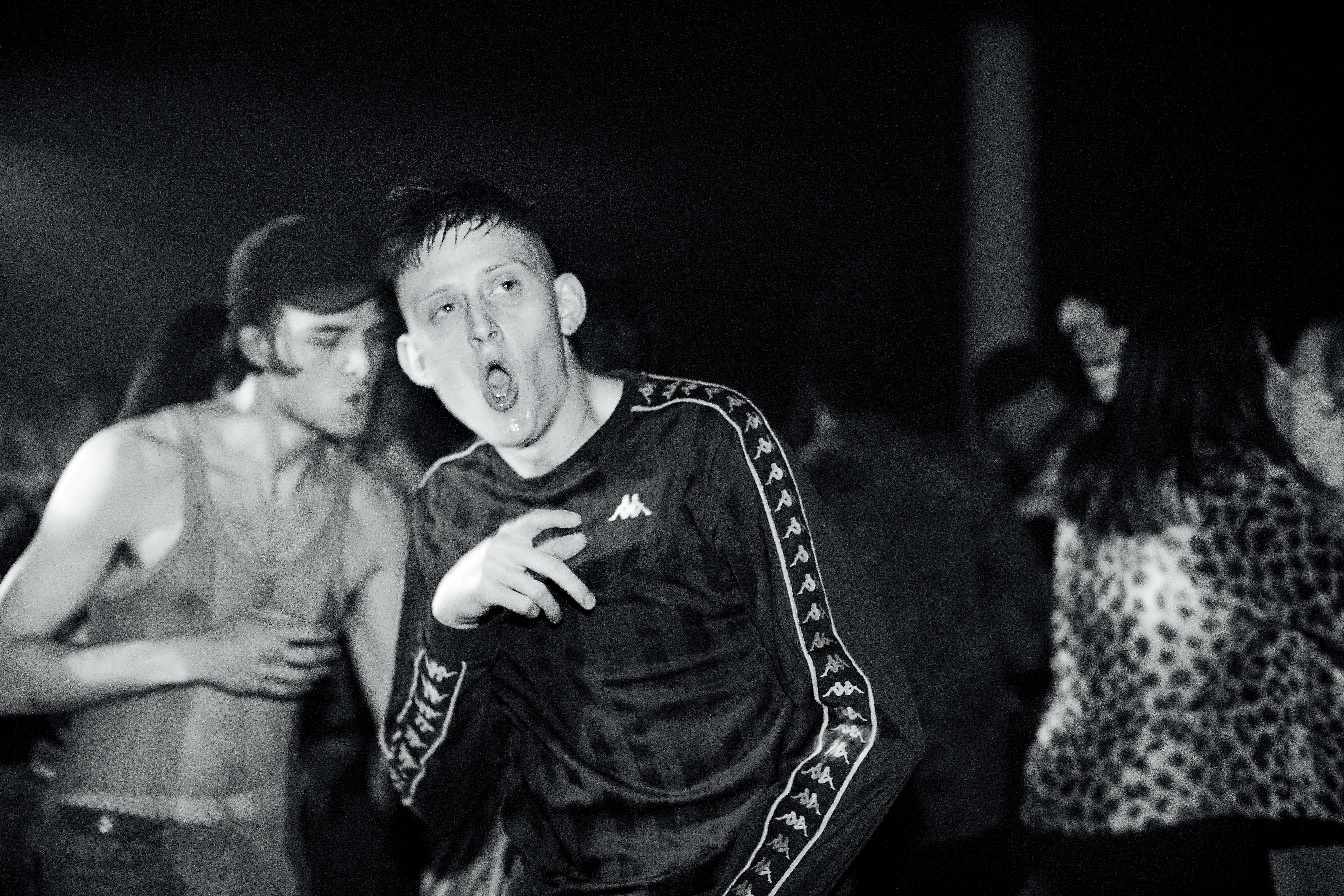 導演用黑白攝影呈現壓抑與苦悶狀態，電影主要關於青春、反抗、友誼，有類似《猜火車》頹廢狂野的氛圍。（聯影提供）