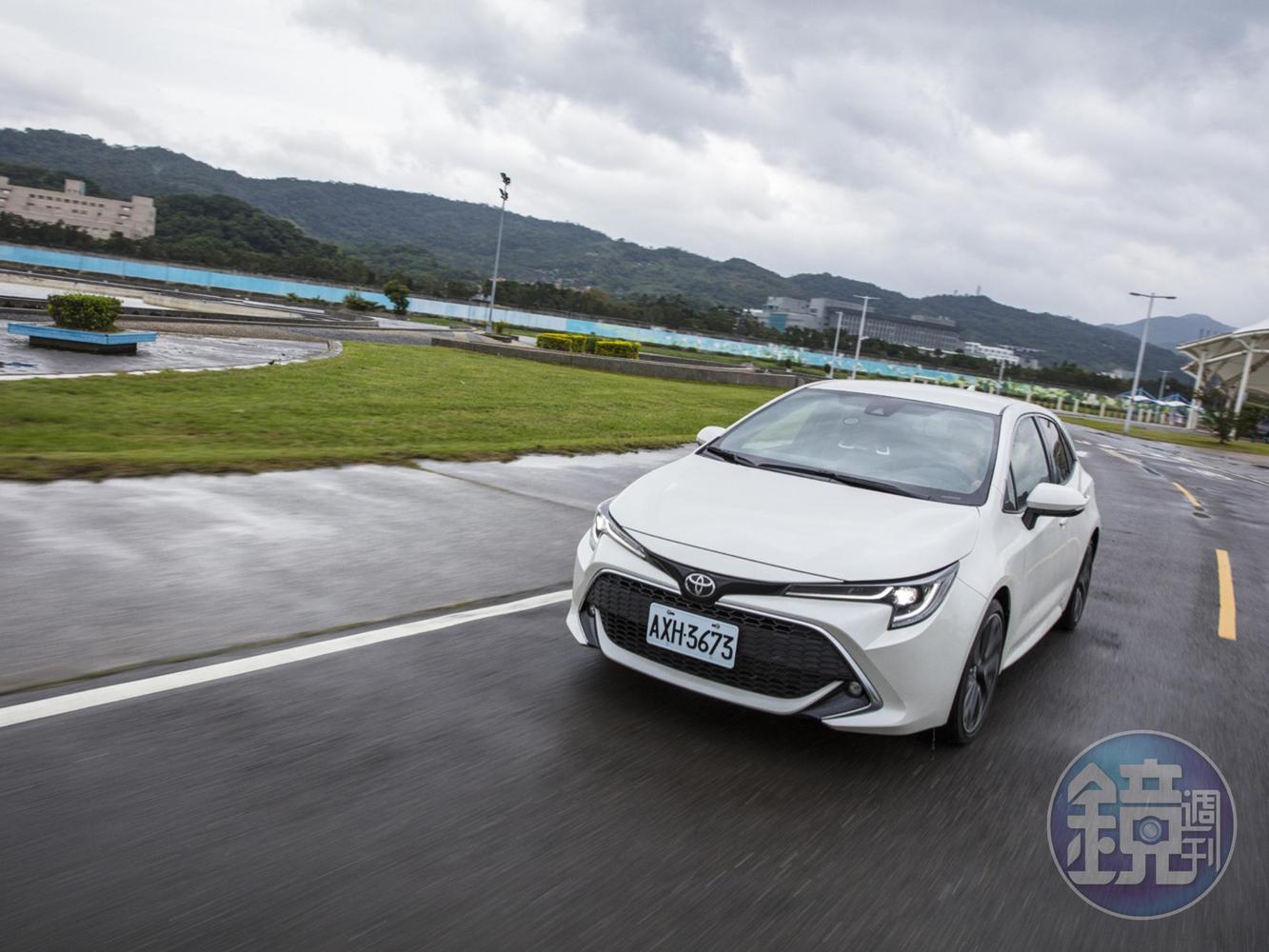 當ACC全速域主動式車距維持系統開啟時,駕駛可同步啟動「LTA車道循跡輔助系統」,系統會將車輛行駛路線維持於車道中心。