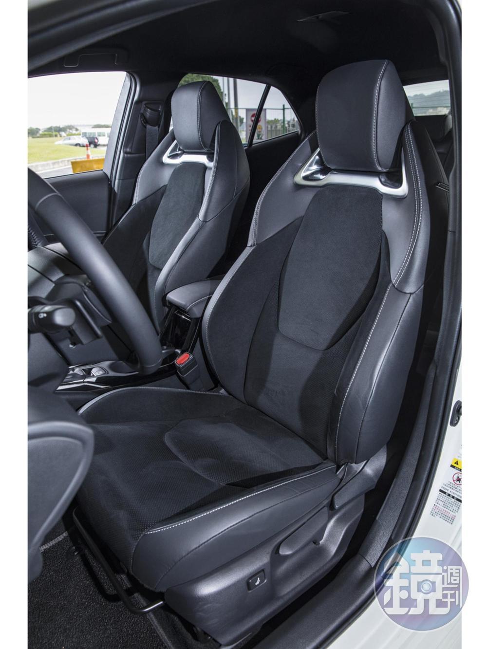 標配跑車級高包覆性Ultrasuede®座椅。