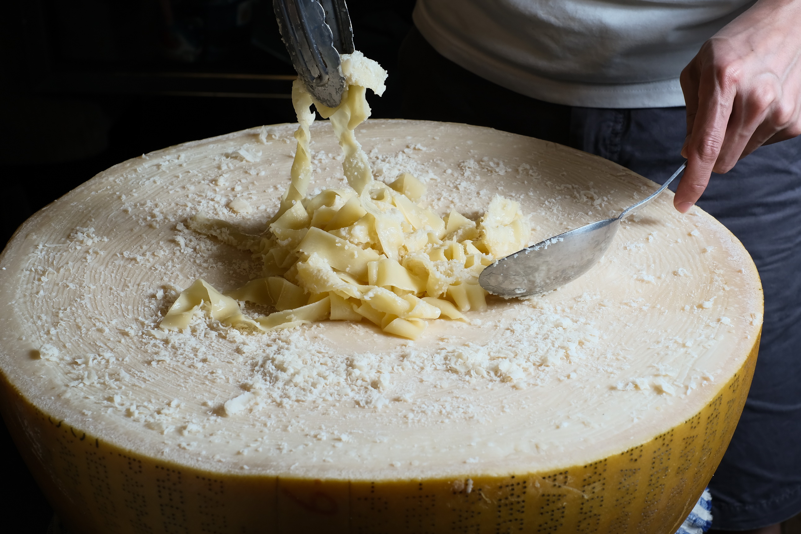 剛起鍋的寬麵，直接義大利DOP認證的帕瑪森起司攪拌，入口味道超濃郁。