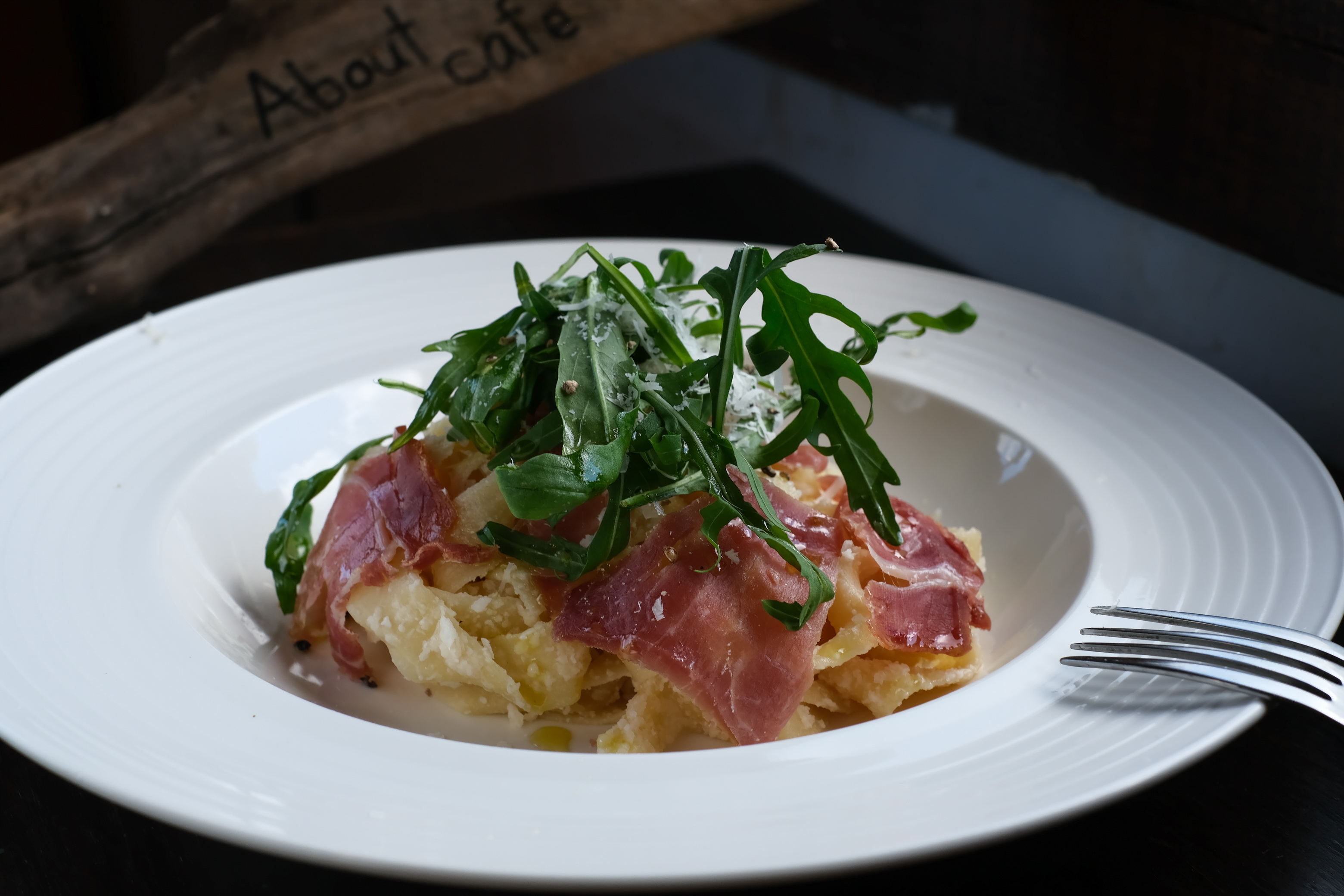 「翻滾義大利麵」直接在起司上拌炒過的麵條,品味那單純的起司滋味(320元/份)