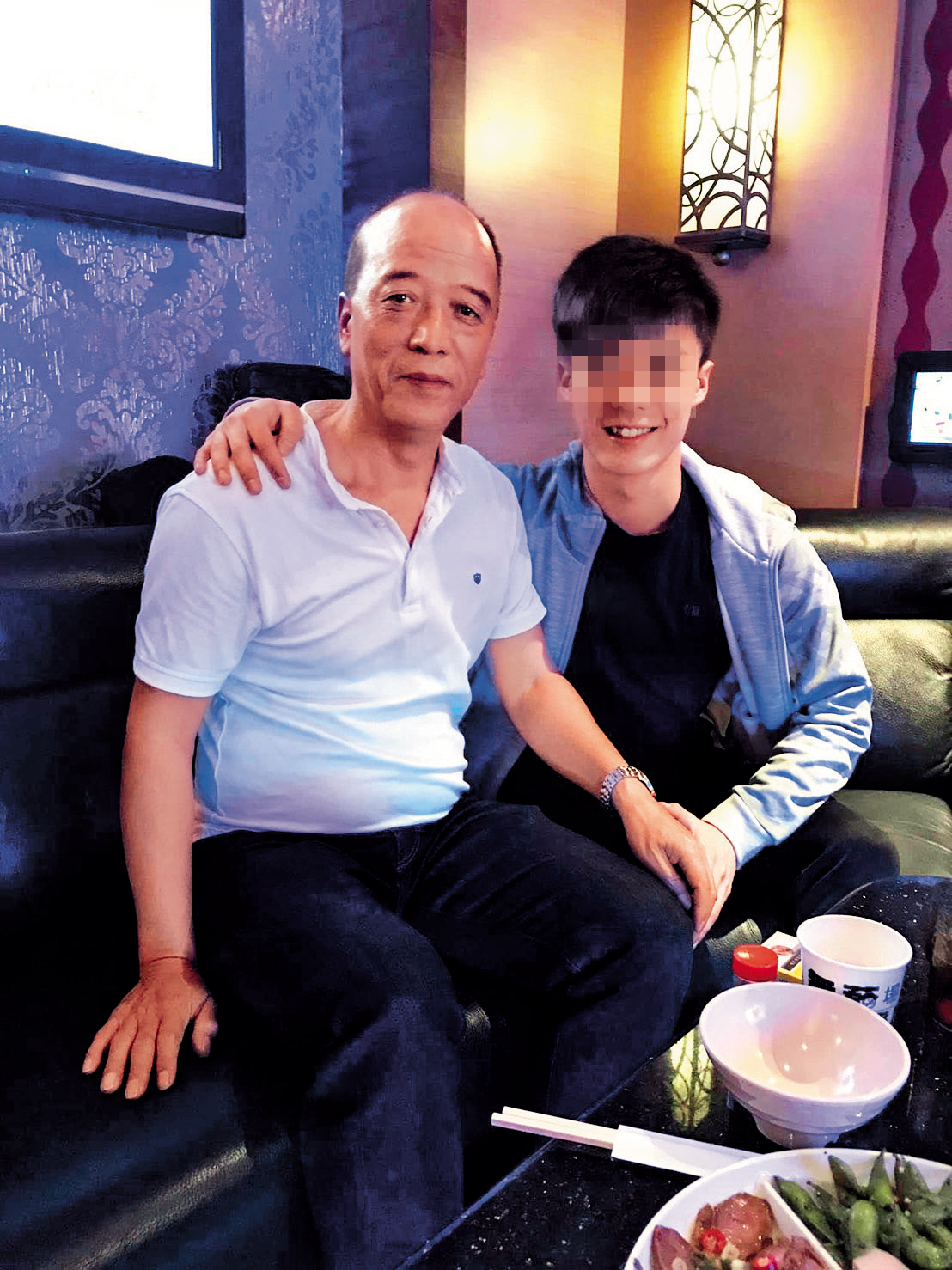 滑冰協會副理事長洪明堂（左）的兒子（右）在滑冰界小有名氣，與黃姓教練交情深厚。（翻攝臉書）