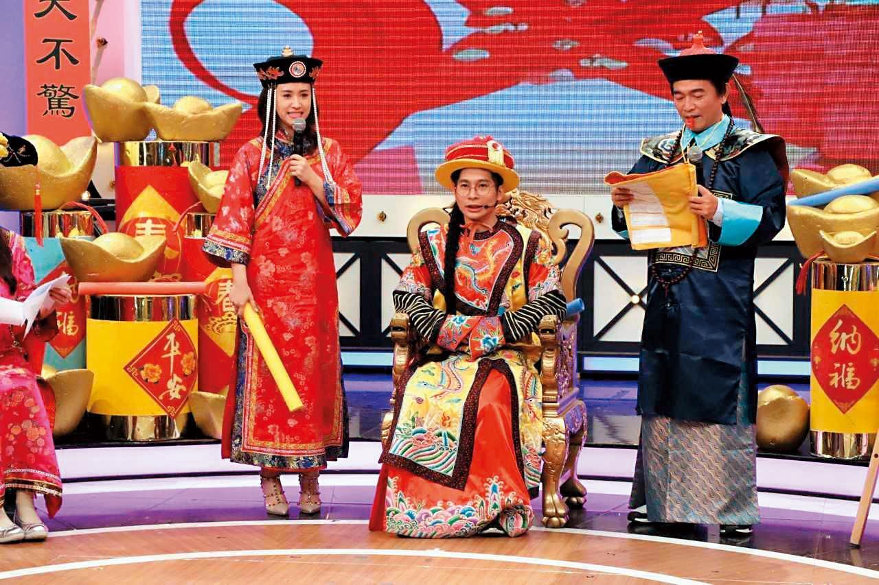 今年初逸祥(中)上《小明星大跟班》,在節目上做效果暗諷了主持人吳宗憲(右)的兒子鹿希派,事後被傳封殺。左為吳姍儒。(中天提供)