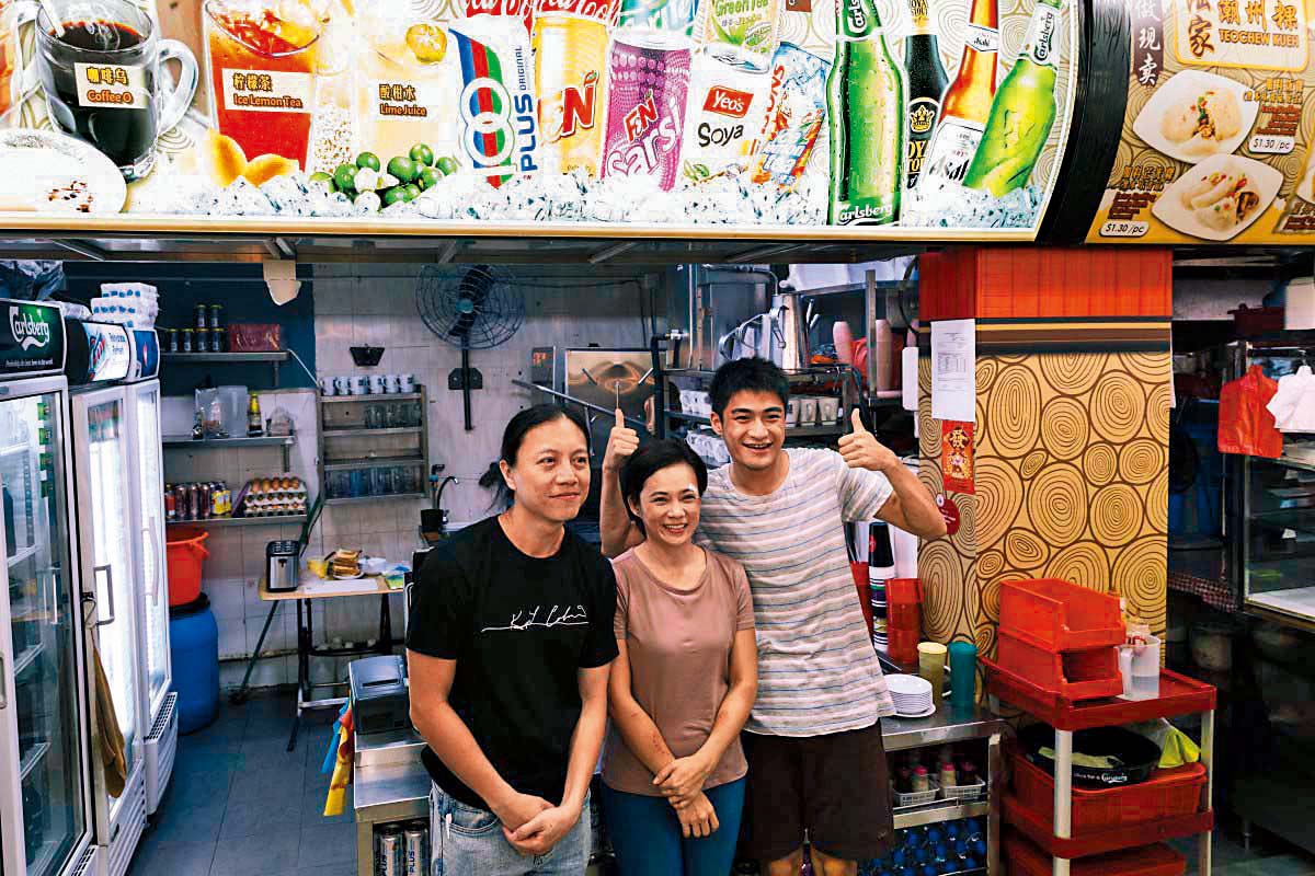 HBO Asia在新加坡拍攝以社會底層人物為主題的《隱匿人生》,左起為導演呂吉元、演員楊雁雁和潘綱大。(翻攝自southchinamorningpost.com)