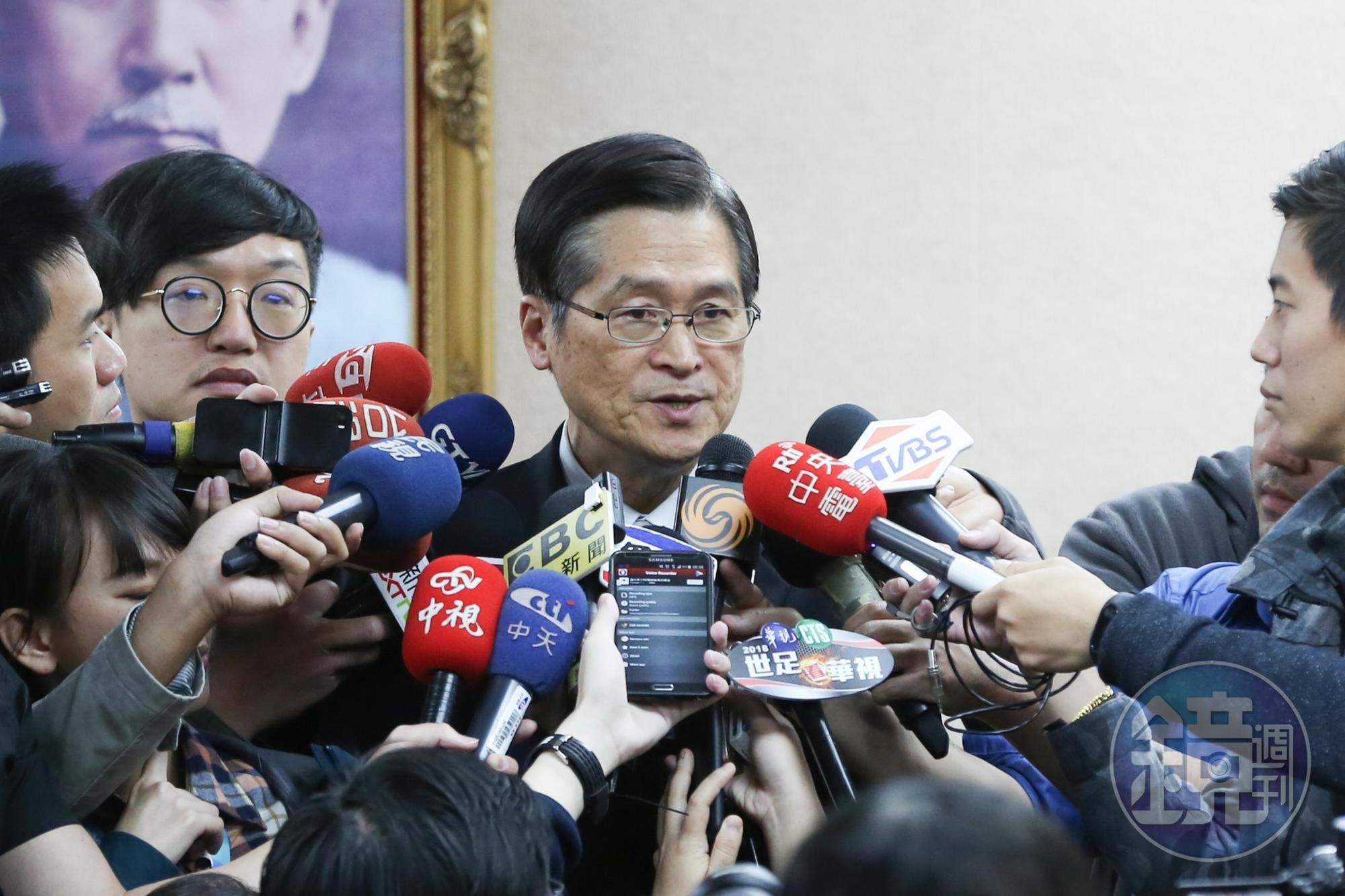 新式高教機音命名引發政治聯想,嚴德發和空軍司令部皆澄清此事。
