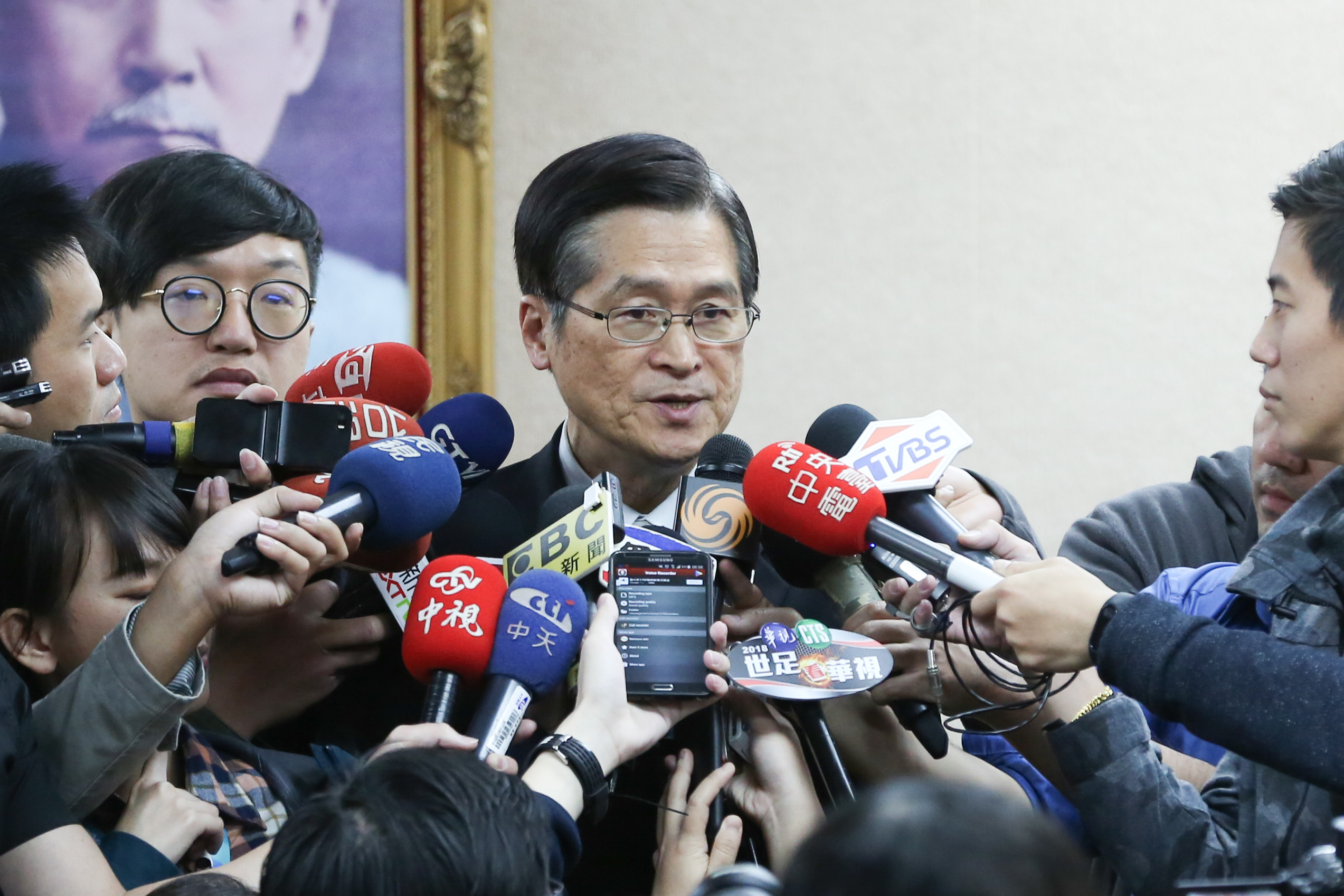 新式高教機音命名引發政治聯想，嚴德發和空軍司令部皆澄清此事。