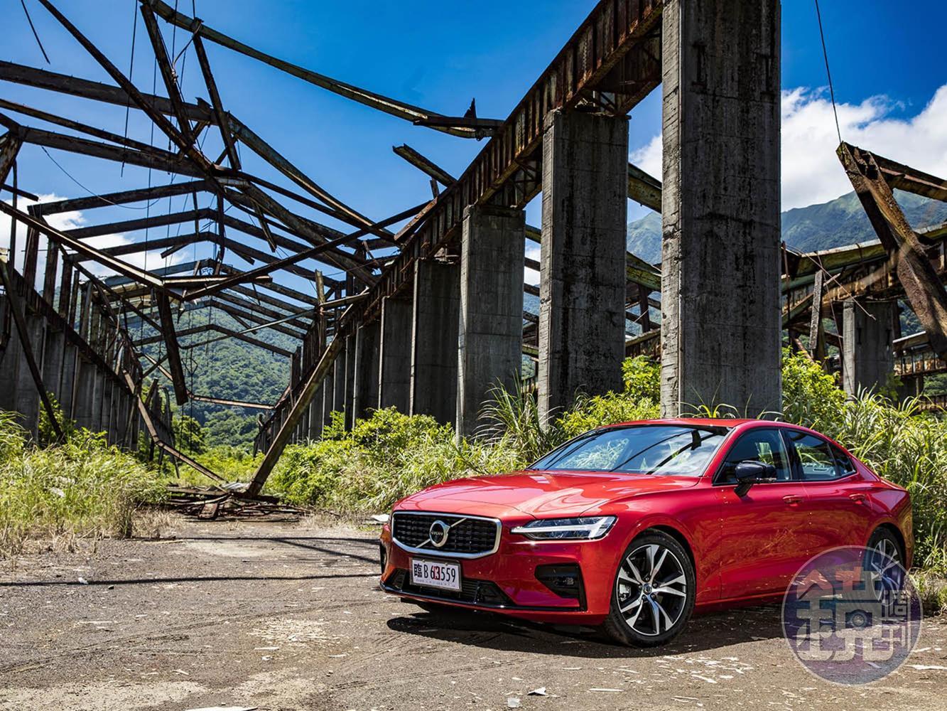 VOLVO S60 T5 R-Design源自北歐的設計風格讓整台車在外觀上看起來更為動感。