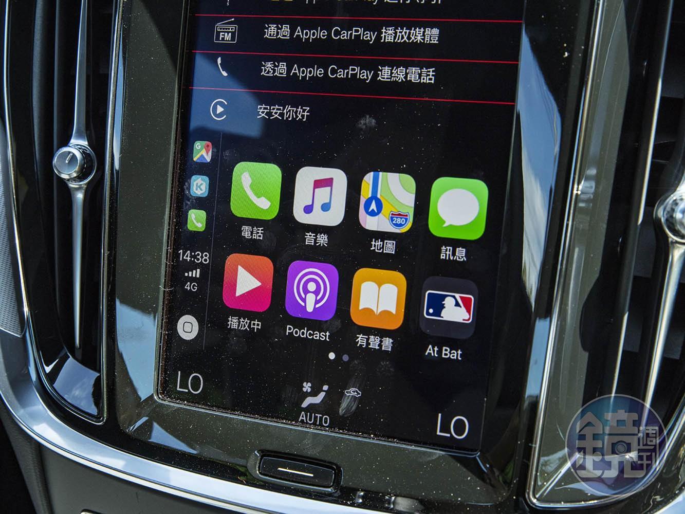 直立式的觸控螢幕是VOLVO最特別的設計,同時也支援Apple Carplay功能。