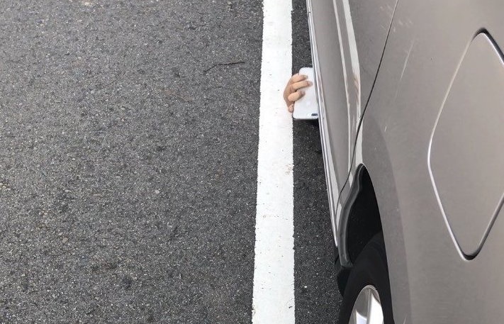 竹科工程師躲車底偷拍反被蒐證，狼狽遭逮，自稱是「壓力太大」才偷拍。（翻攝畫面）